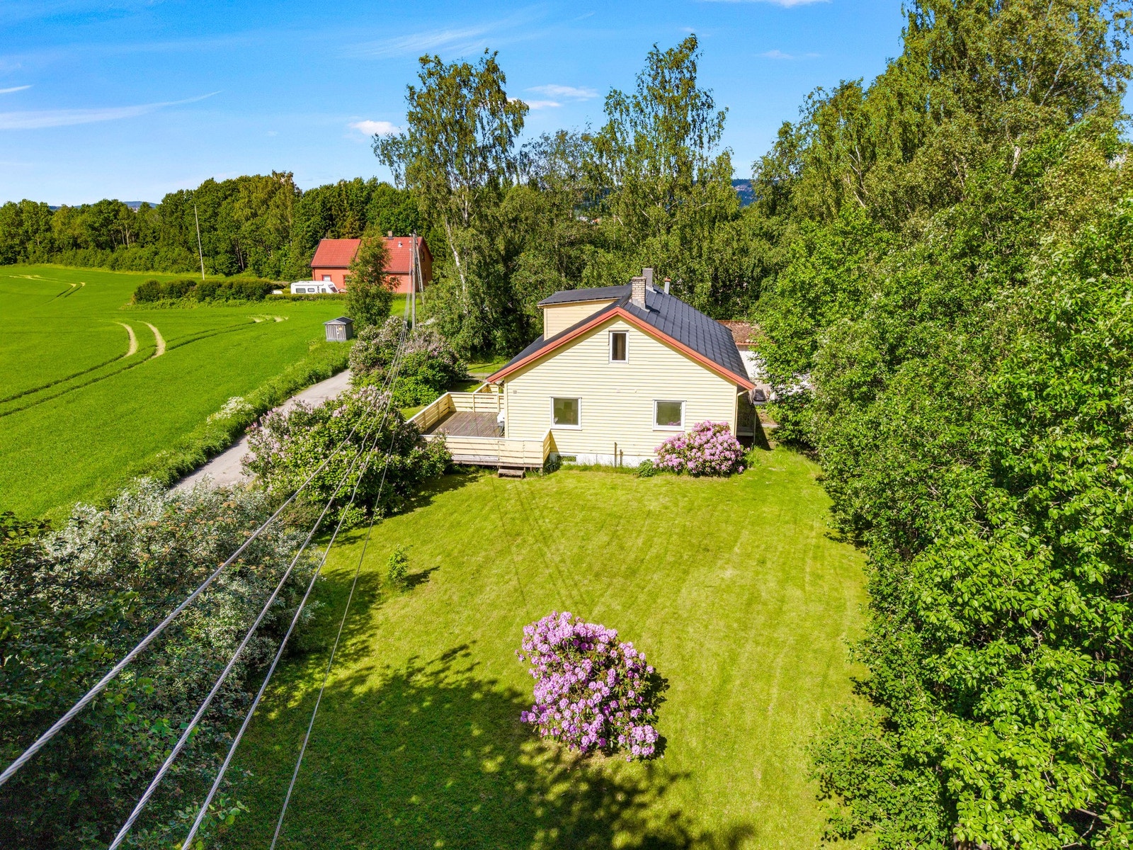 Hagen er flott og frodig, med et svært grønt preg som gir eiendommen en lun og innbydende atmosfære. Galleribilde