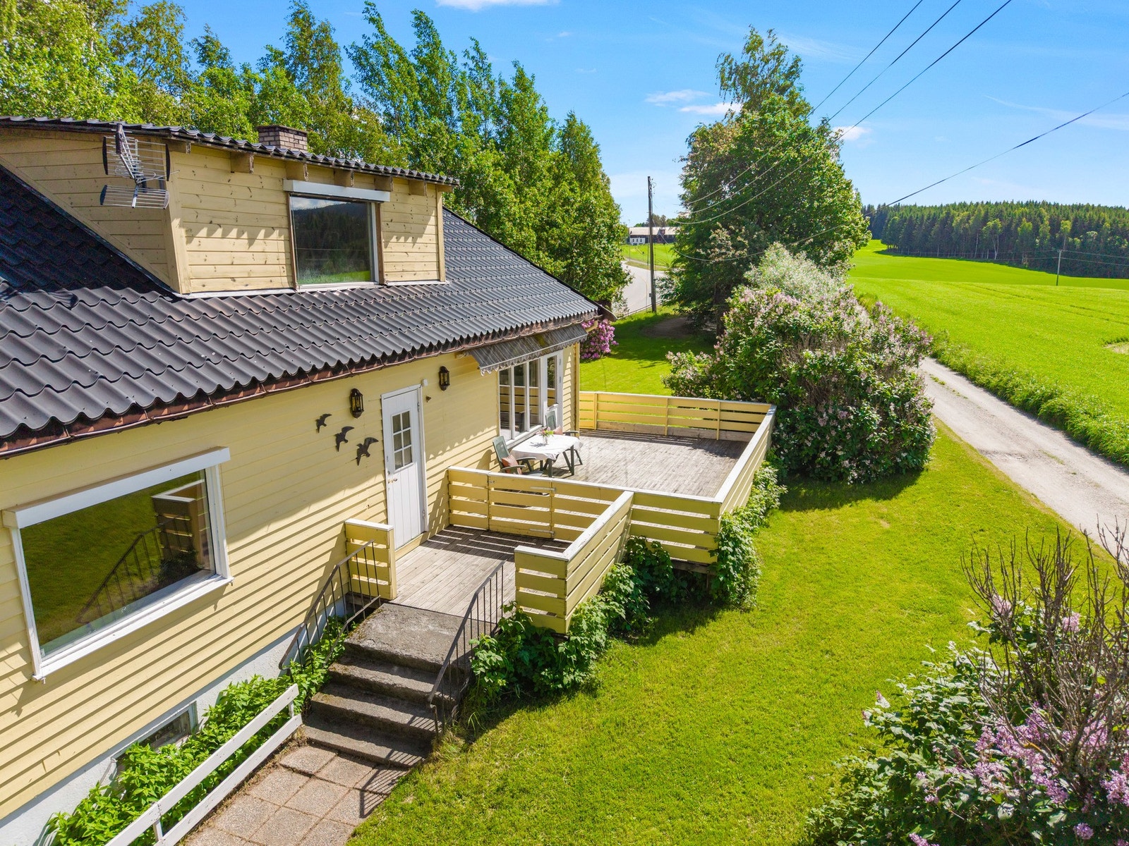 Terrassen på forsiden gir mulighet for å etablere en hyggelig sitteplass og skape en innbydende inngangssone. Galleribilde