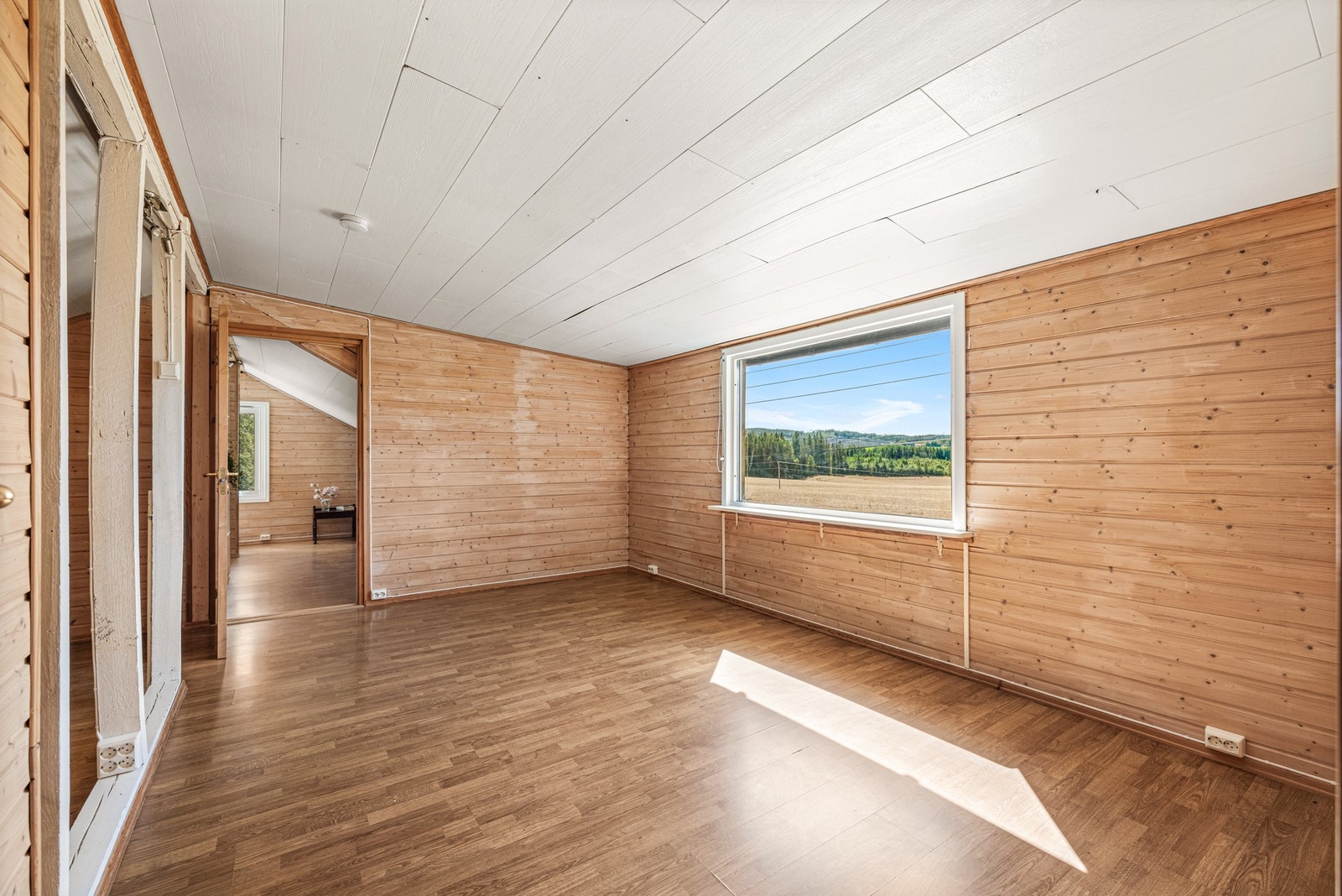 Loftsetasjen byr på flere rom og gir boligen et spennende potensial for deg som ønsker god plass og fleksible bruksmuligheter. Galleribilde