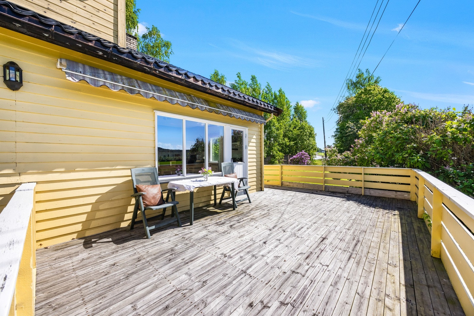 Her får du en herlig uteplass med gode muligheter for å nyte lange sommerdager, enten med en kopp kaffe i solen, grilling med familie og venner eller rolige stunder i den grønne hagen. Galleribilde