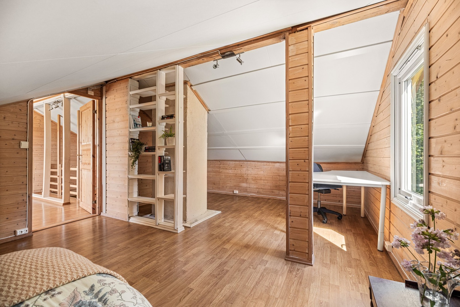 Rommene er av svært god størrelse og har utsikt mot grøntareal. Galleribilde