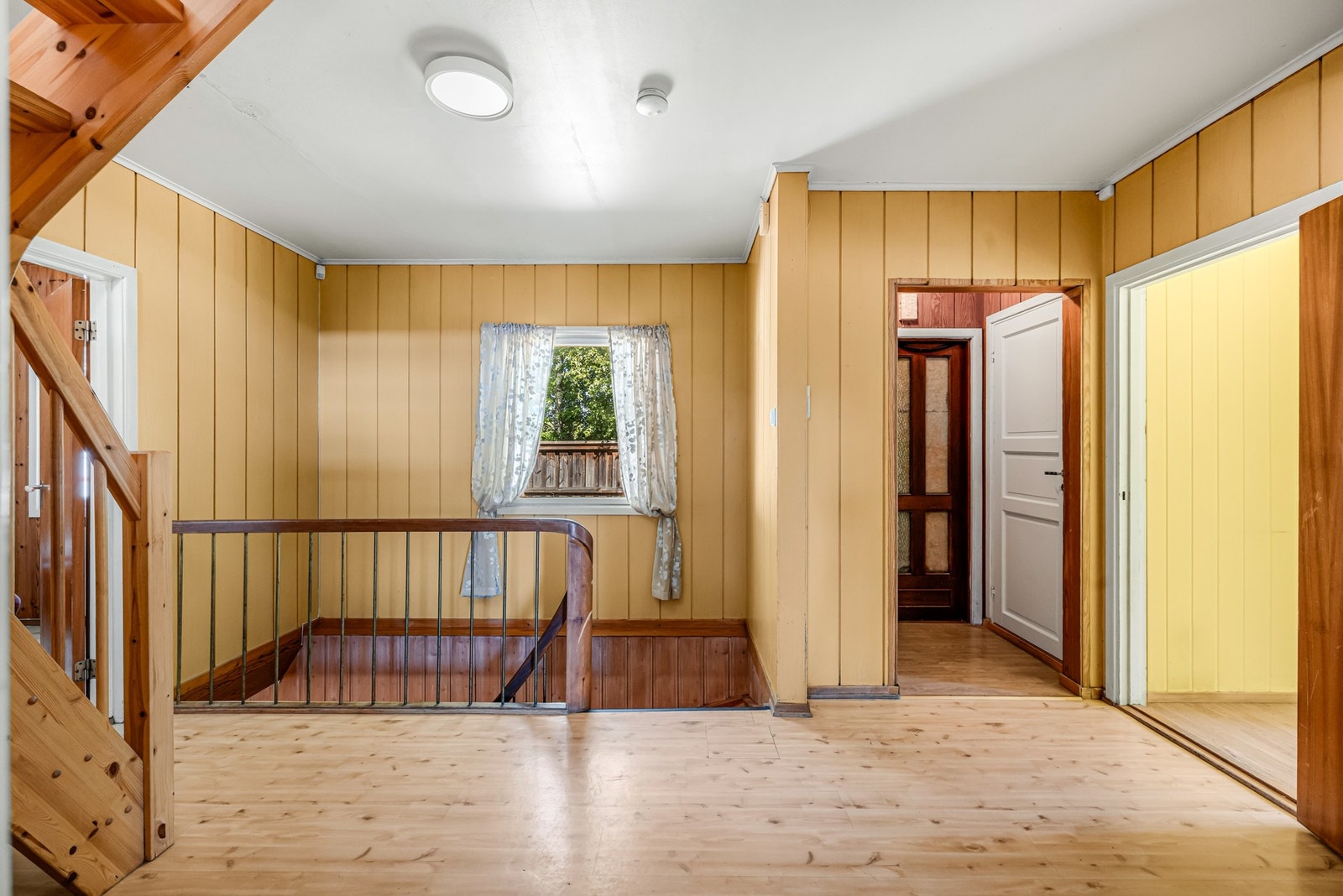 Vi går så inn igjen til trapperommet. Her er det adkomst til både loftsetasjen og kjelleretasjen, samt to soverom og baderom. Galleribilde