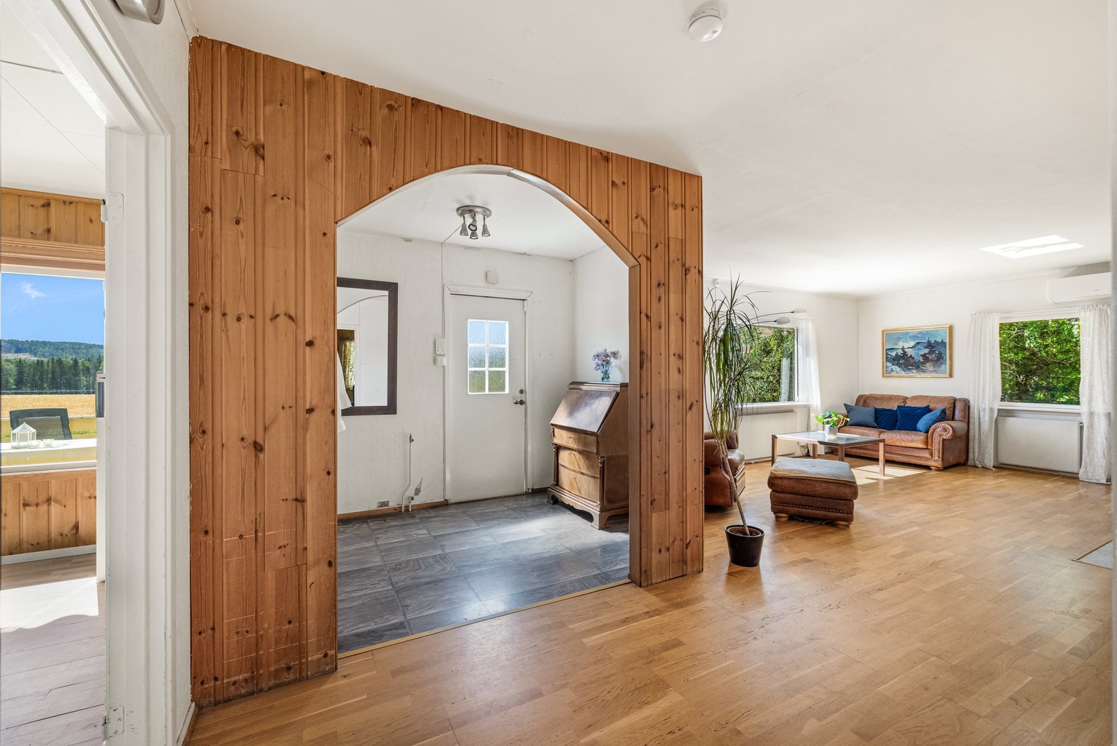 Stuen har en god størrelse og byr på mange muligheter for å skape et personlig og moderne oppholdsrom. Galleribilde