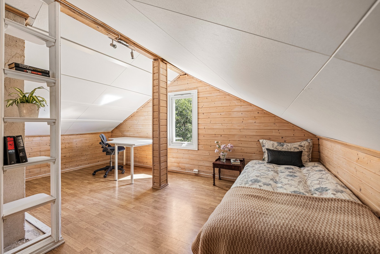 Loftsetasjen byr på to rom som i dag benyttes som soverom. Rommene er ikke byggemeldt eller godkjent for varig opphold av kommunen. Se salgsoppgave. Galleribilde