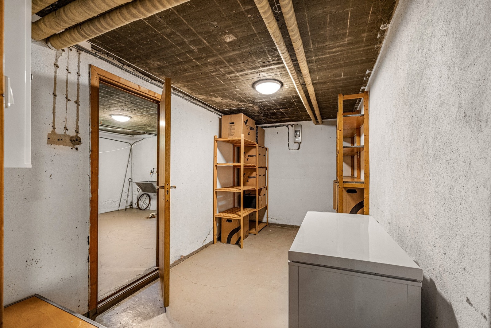 Boligen har også en egen bod i kjelleretasjen som gir gode muligheter for oppbevaring av sesongutstyr, verktøy og annet. Galleribilde