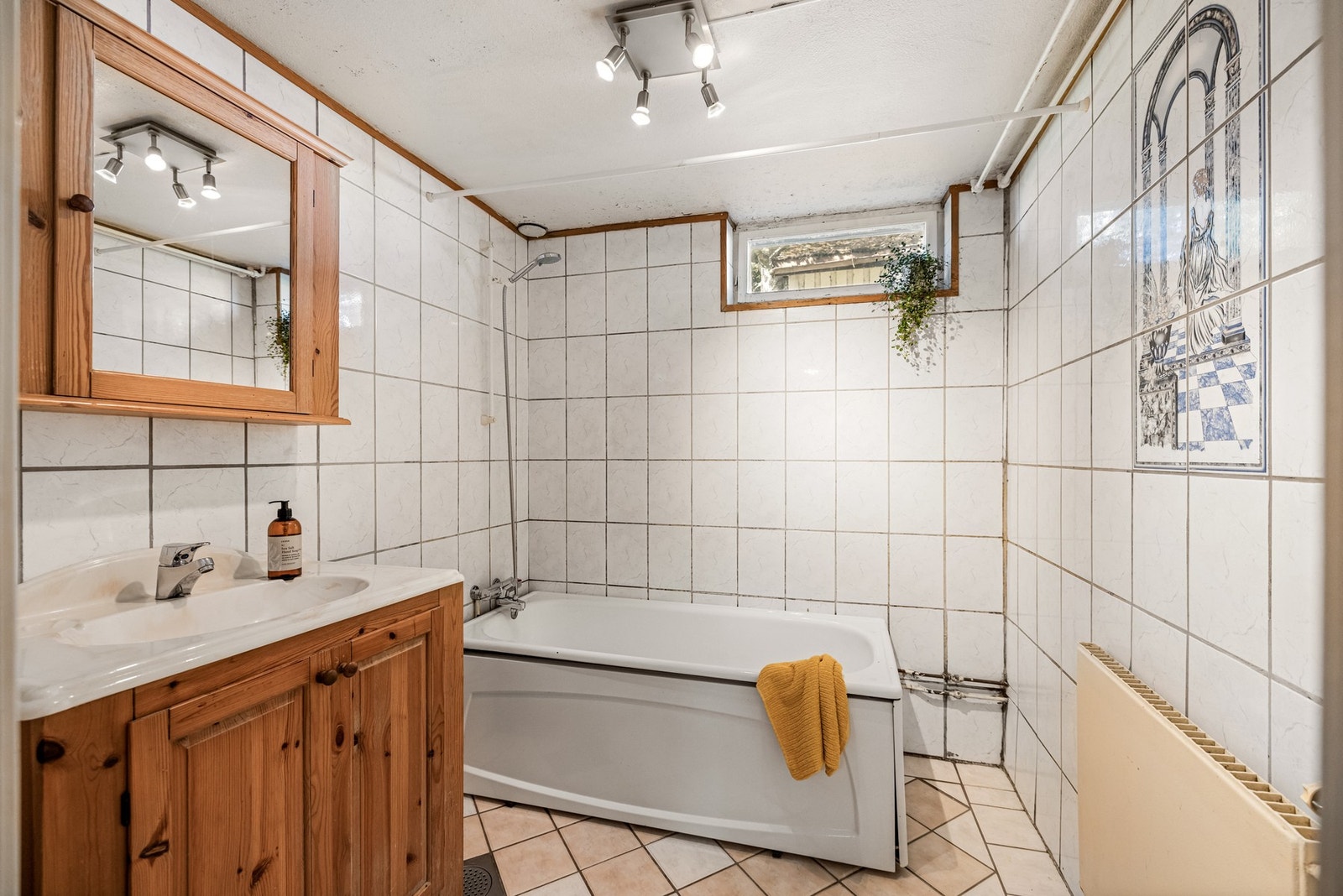 Baderommet i underetasjen har badekar og gir boligen en praktisk ekstra baderomsløsning. Galleribilde