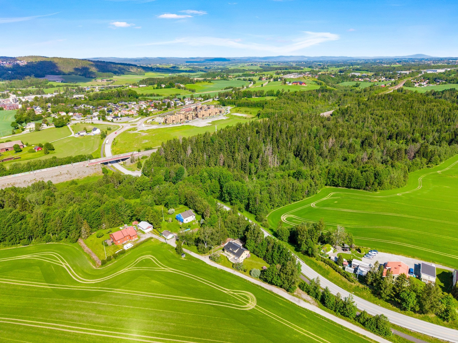Beliggenheten gir også enkel tilgang til Lillestrøm og Oslo, noe som gjør eiendommen aktuell for deg som ønsker en landlig base med kort vei til byen. Galleribilde