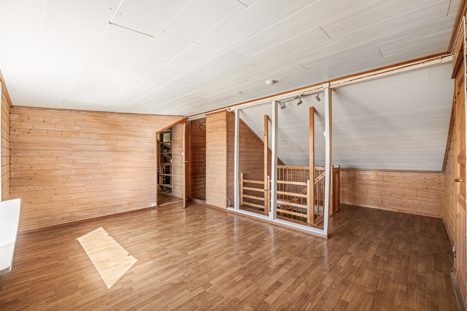 Loftsetasjen byr på flere rom og gir boligen et spennende potensial for deg som ønsker god plass og fleksible bruksmuligheter. Galleribilde
