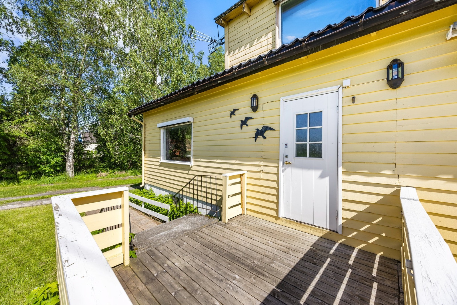 Eiendommen har en hyggelig terrasse på forsiden, som gir et fint uterom ved boligens inngangsparti. Galleribilde