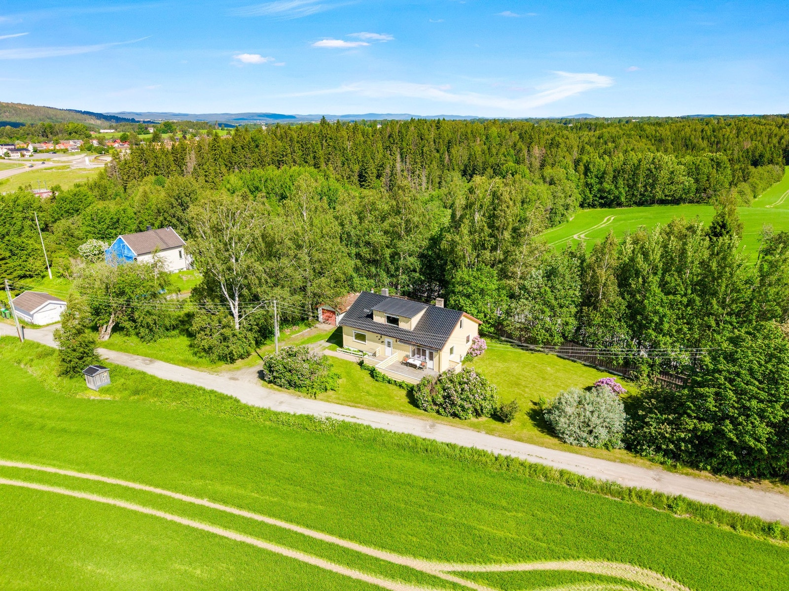 Eiendommen ligger landlig til i rolige omgivelser, med kort vei til Frogner sentrum Galleribilde