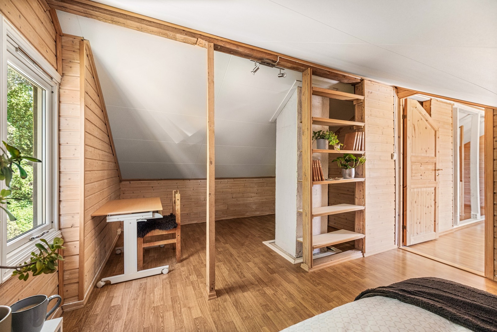 Etasjen har et spennende potensial og kan bli en flott del av boligen etter modernisering. Galleribilde