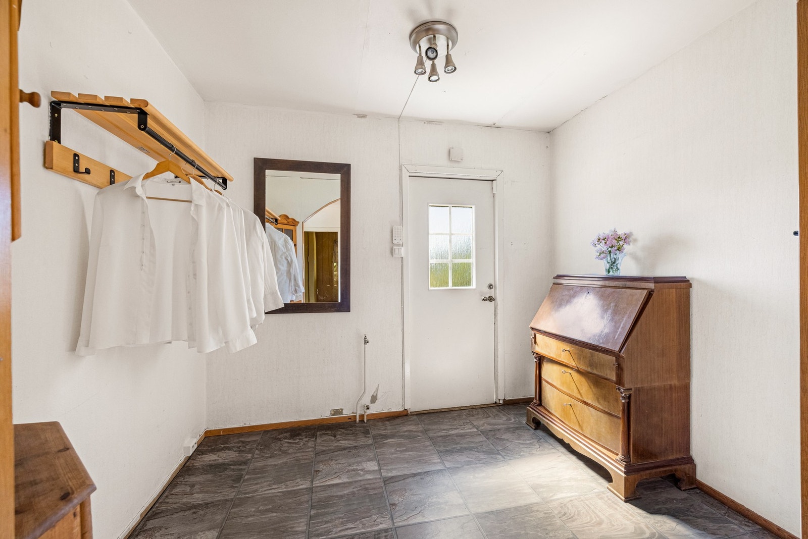 Entré med laminat på gulv og gode muligheter for garderobeløsninger, slik at yttertøy og sko enkelt kan organiseres. Galleribilde