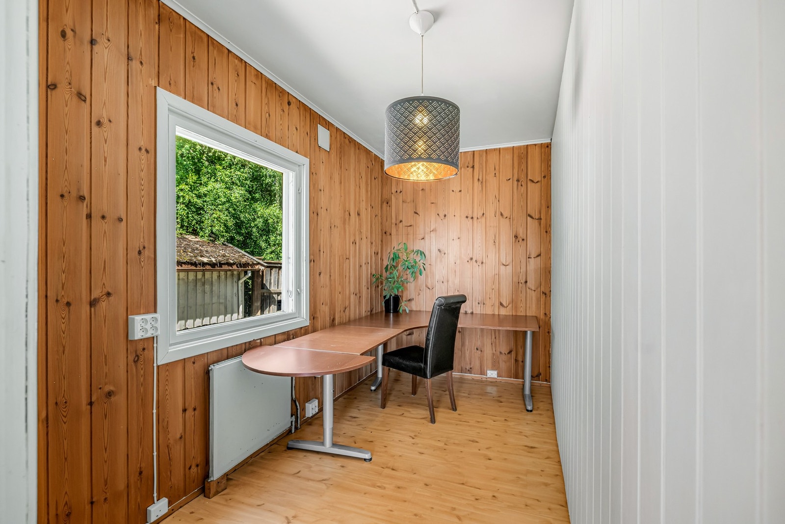 Praktisk kontor for hjemmekontor eller bibliotek. Galleribilde
