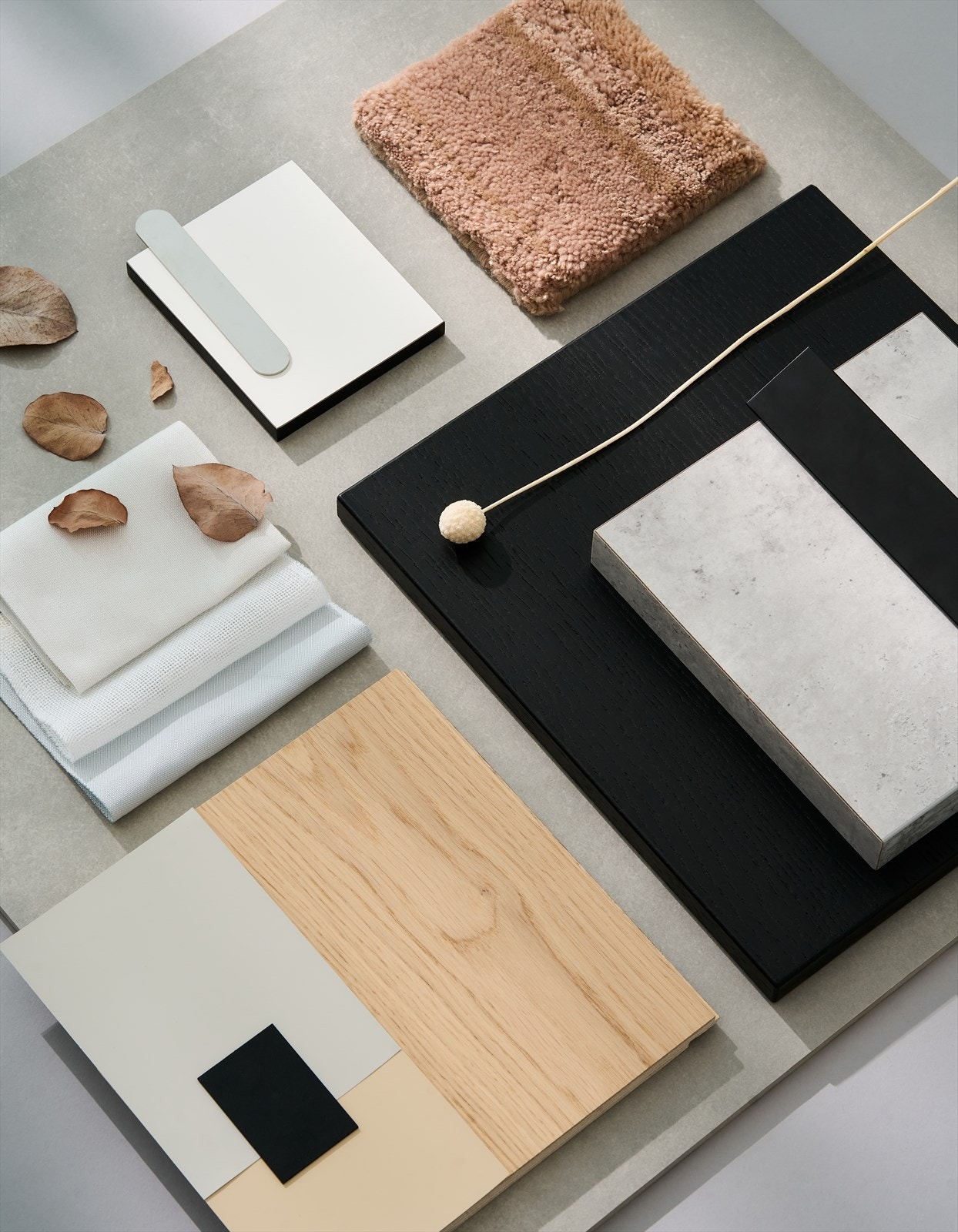 Alternativ 3 "Stilren minimalisme" - En tidsriktig interiørpalett med kontraster og rene linjer i fokus. Dette konseptet har en lys og rolig base, med fargekontraster som skaper spenning og stil. Paletten legger grunnlaget for et moderne og smakfullt hjem Galleribilde