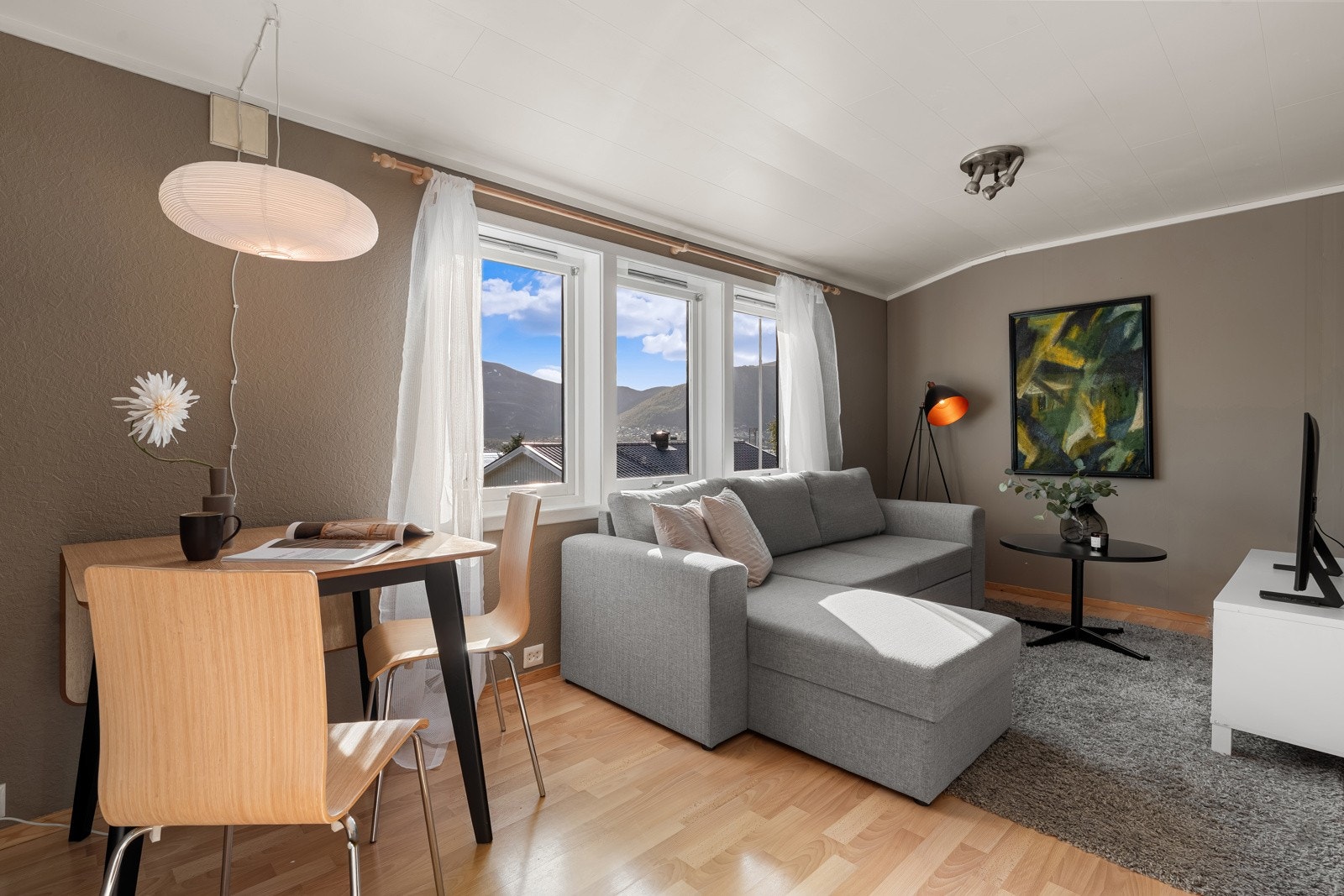 Hyggelig hybel lokalisert på boligens loft.