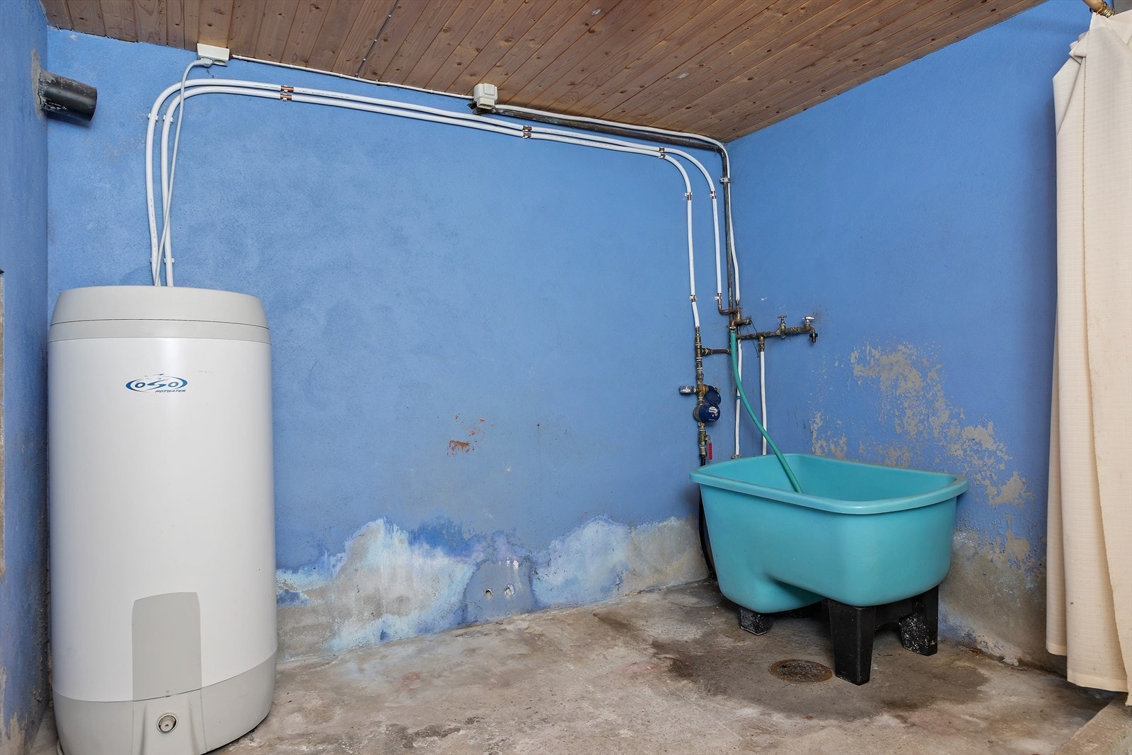 Teknisk rom i kjelleren med varmtvannsbereder på ca. 200 liter fra 2010. Galleribilde