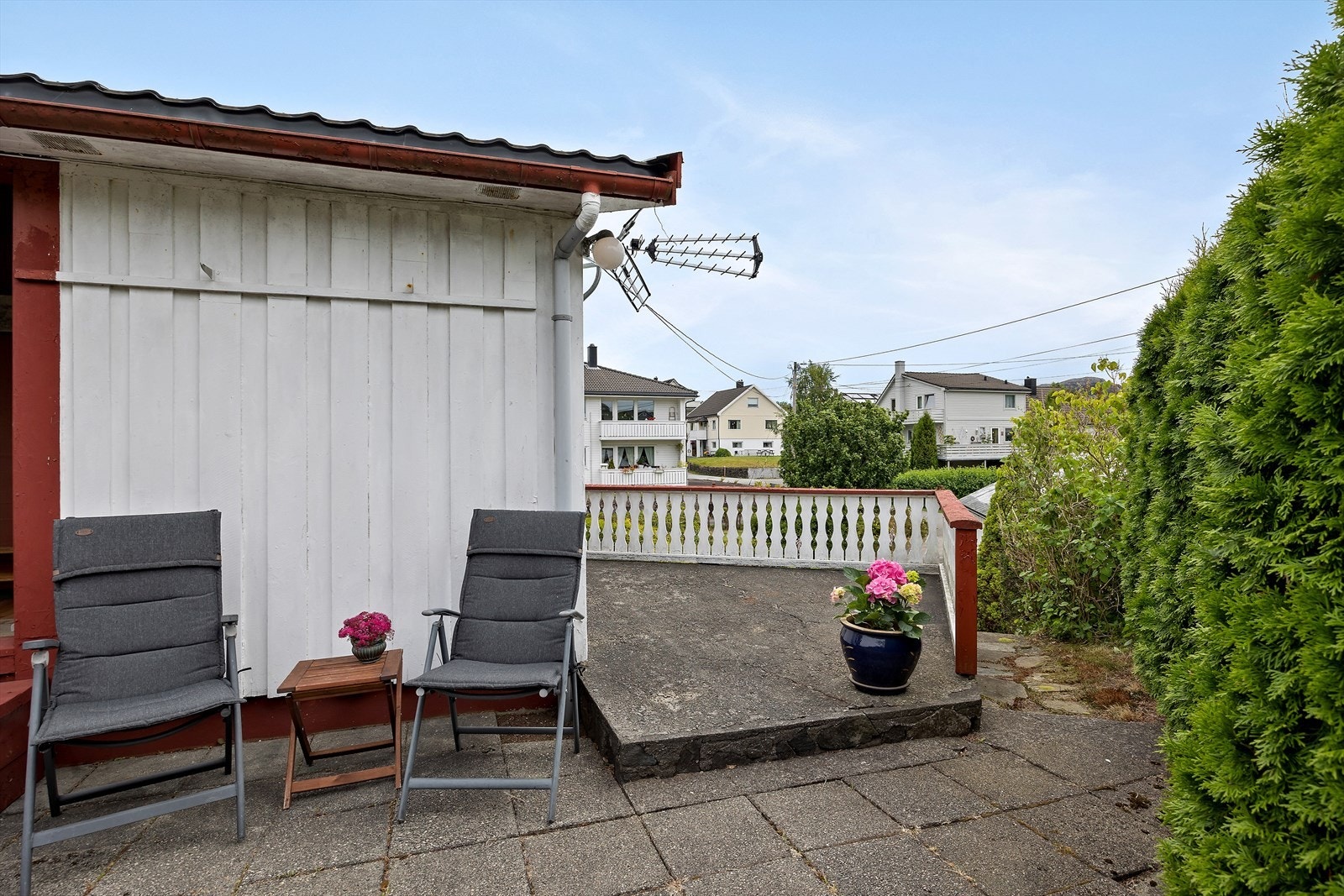 Terrasse i betong tilknyttet første etasje. Galleribilde