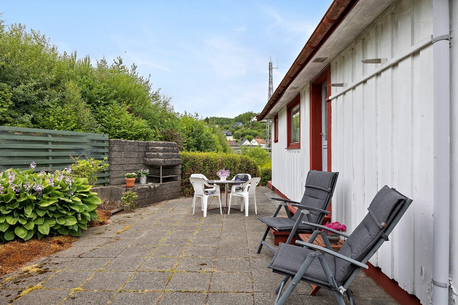 Hyggelig uteplass med plass til sittegruppe og grill. Galleribilde