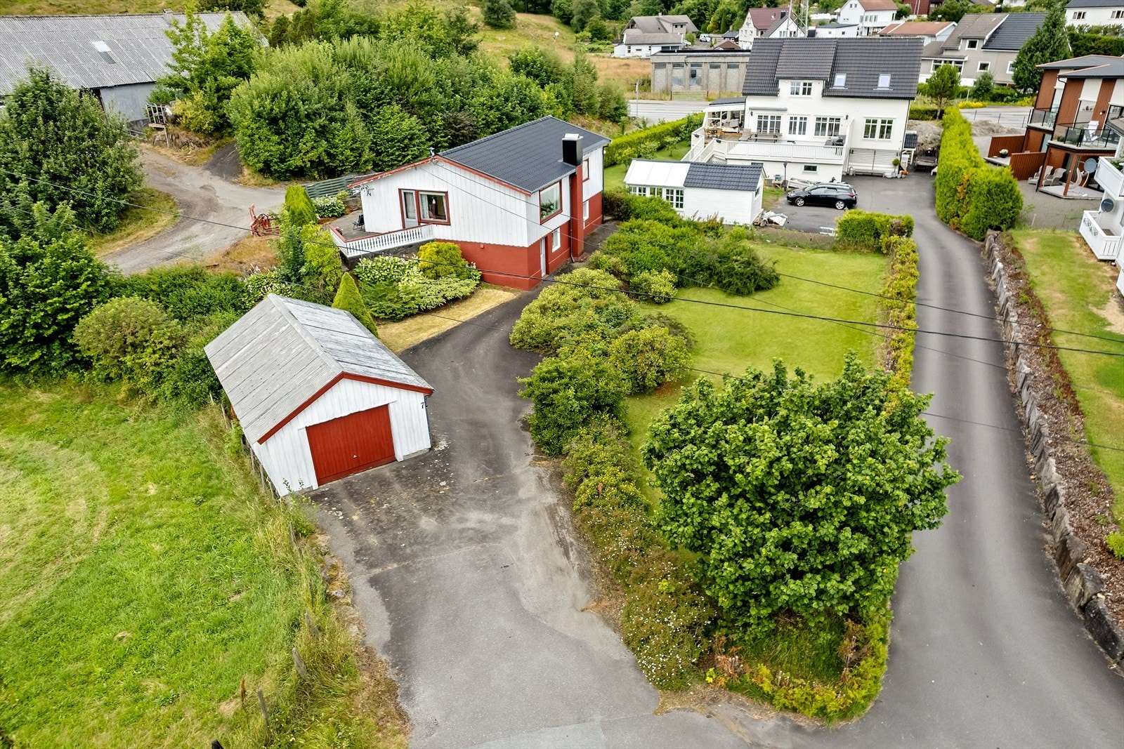 Enebolig med frittliggende garasje på en opparbeidet tomt. Galleribilde