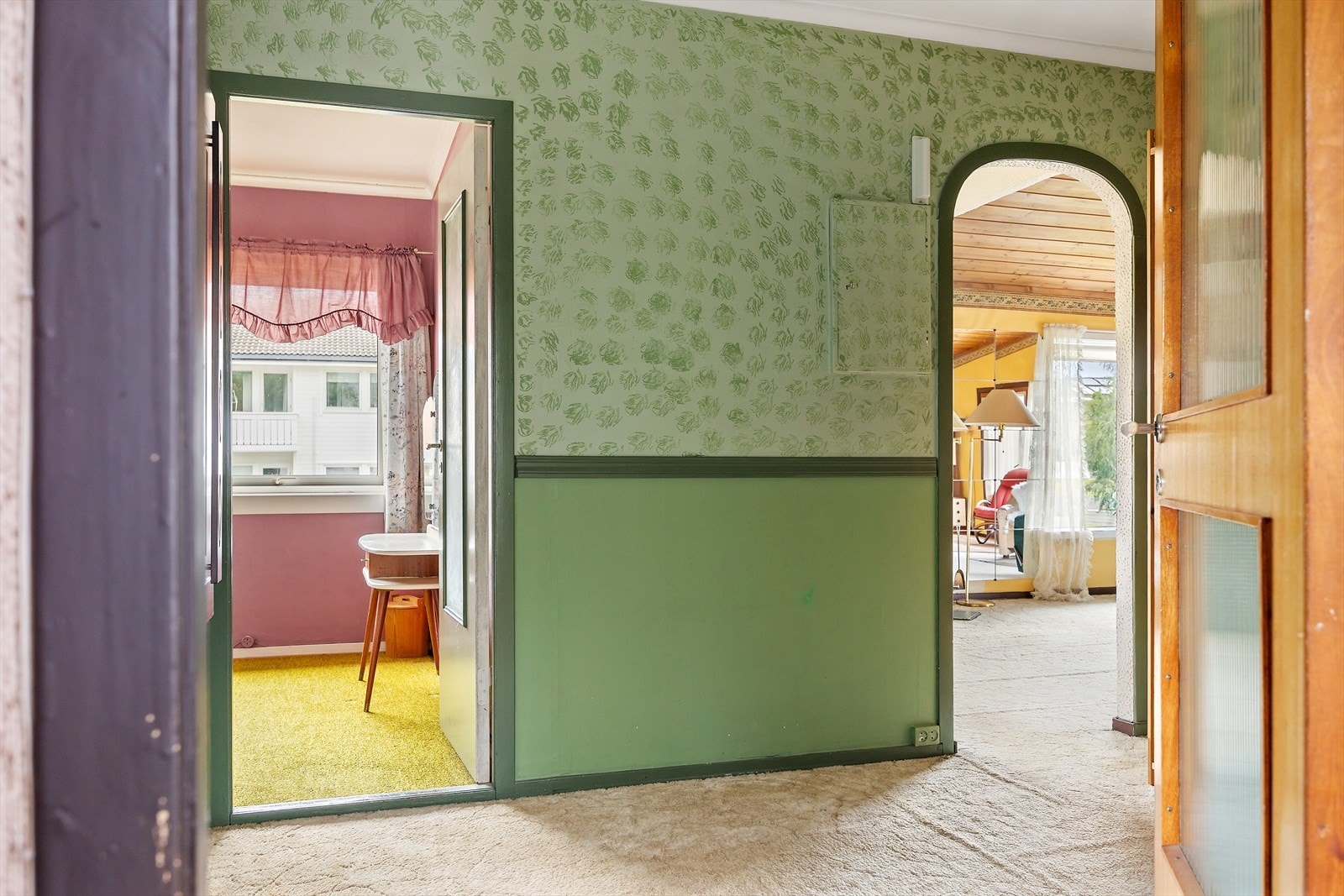Entré i første etasje med adkomst til boligens øvrige rom. Galleribilde