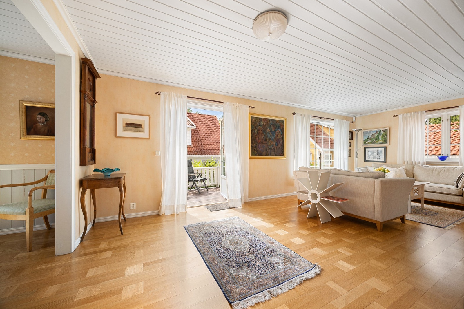 Fra stuen er det direkte utgang til en hyggelig terrasse med direkte adkomst til hage som gir en fin forlengelse av oppholdsrommet. Galleribilde