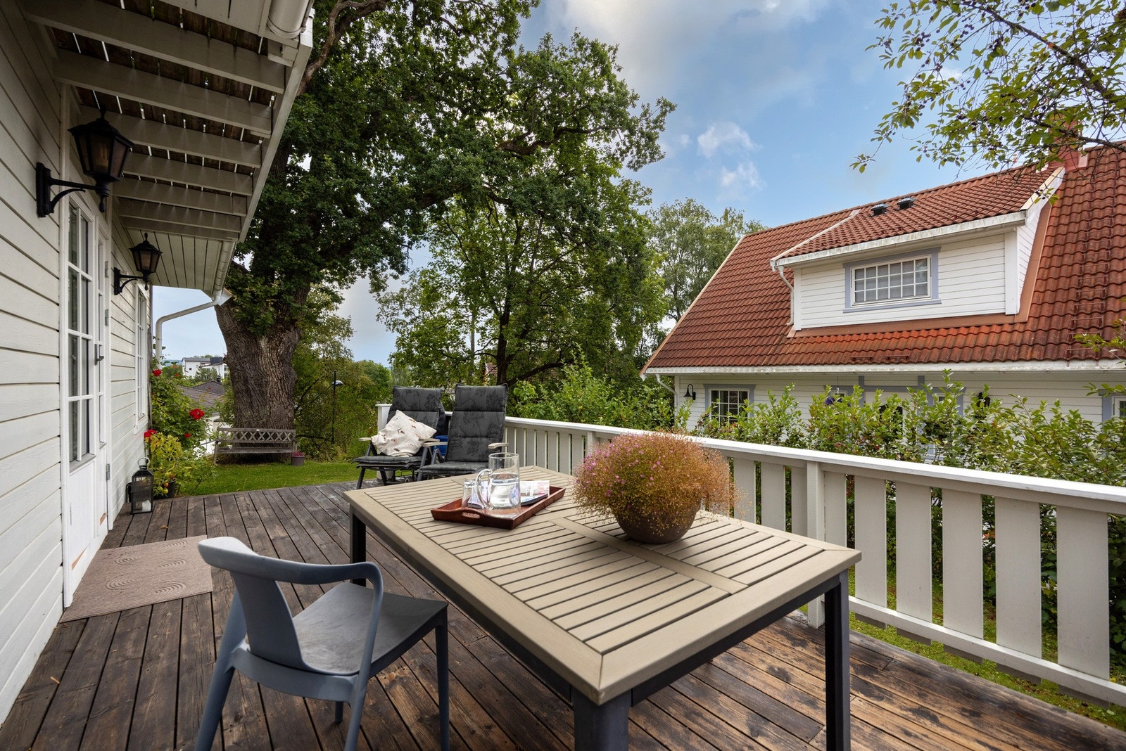 Terrasse gir en flott forlengelse av stuen og er et perfekt sted for sosiale sammenkomster. Galleribilde