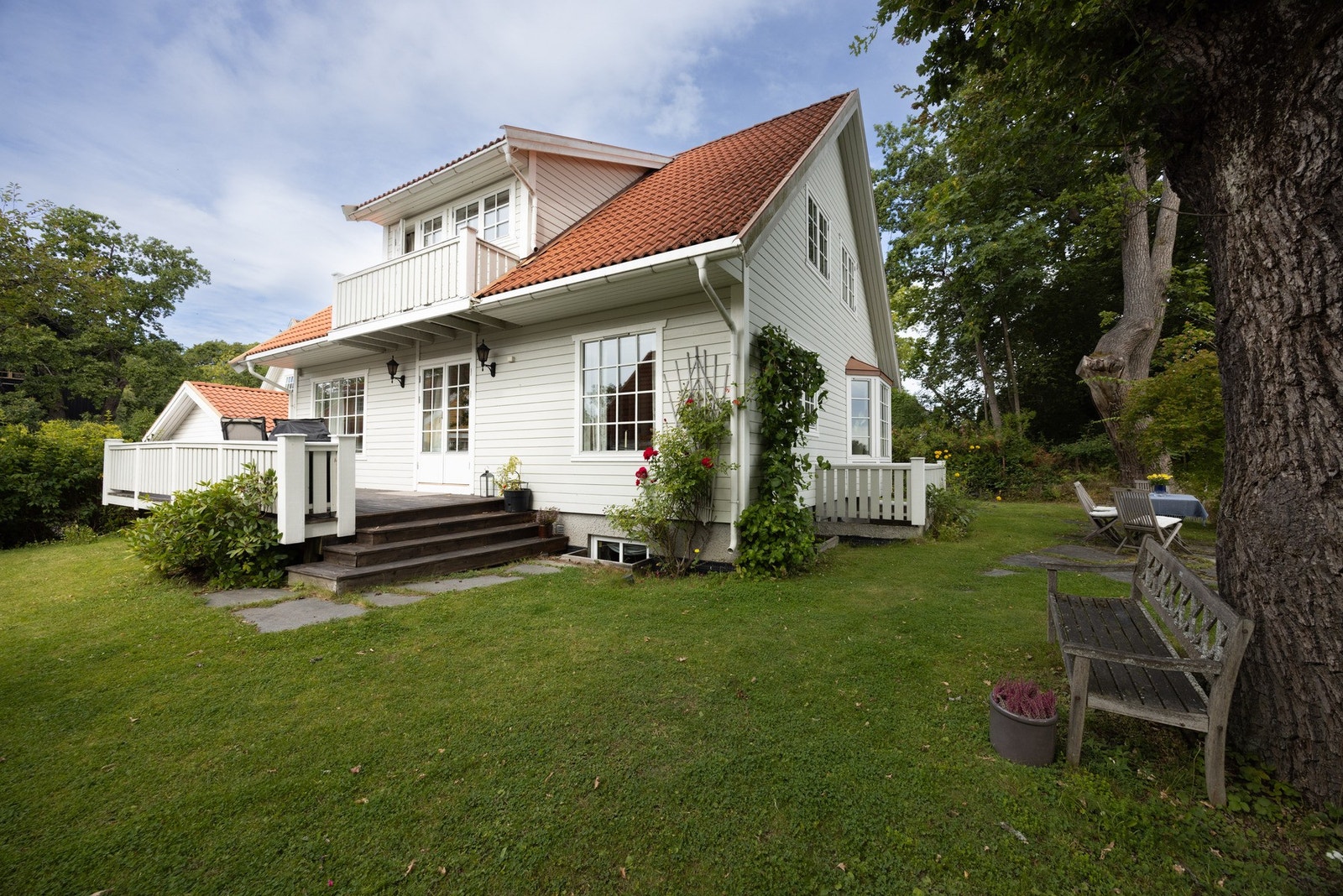 Fra stuen er det direkte utgang to en stor terrasse og hage. Galleribilde