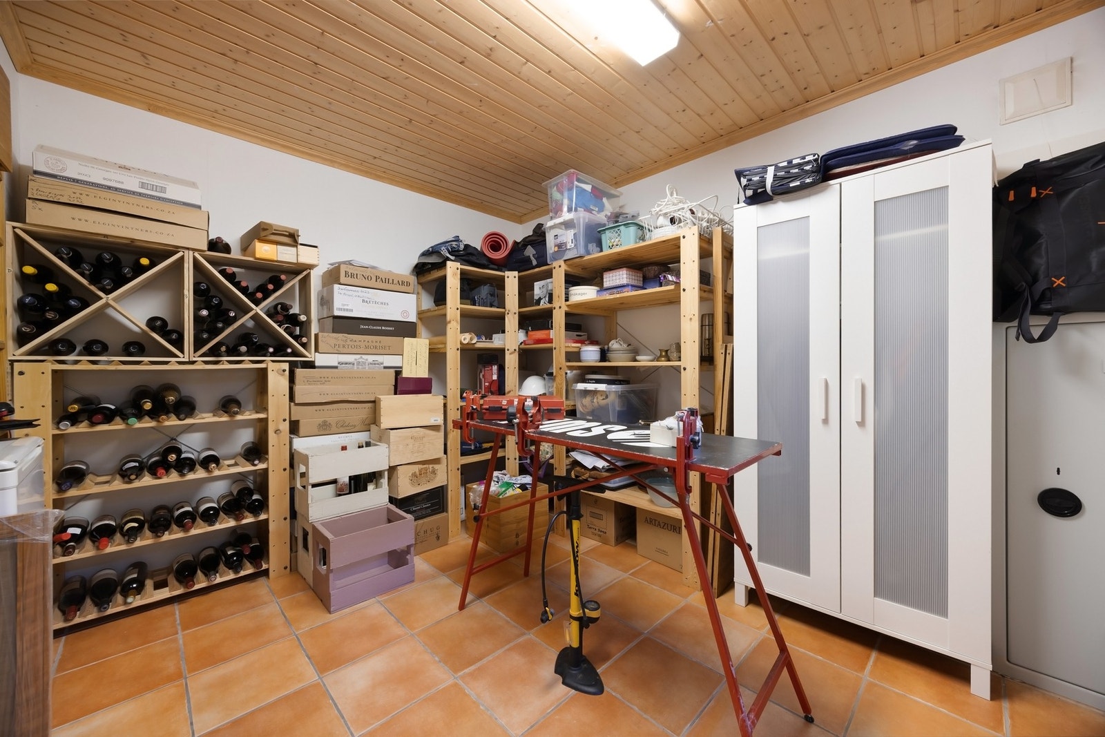 Stor bod med fleksible bruksmuligheter i kjelleretasjen. Galleribilde