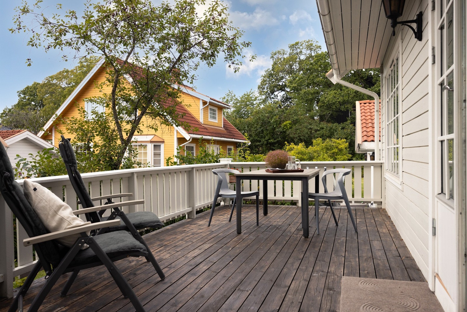 Romslig terrasse med gode solforhold. Galleribilde
