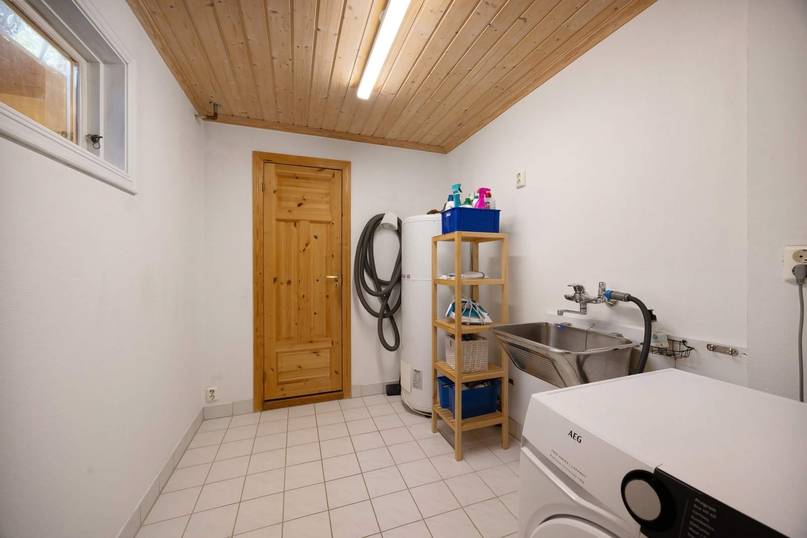 I kjeller er det eget vaskerom, som er praktisk i hverdagen.
Fra vaskerommet er det tilgang til liten matbod og teknisk rom Galleribilde