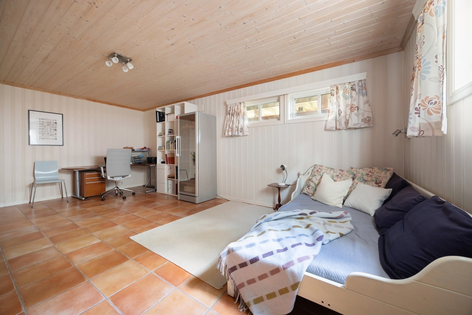 Hyggelig kjellerstue i kjelleretasjen med god plass til sofagruppe og øvrig møblement. Galleribilde