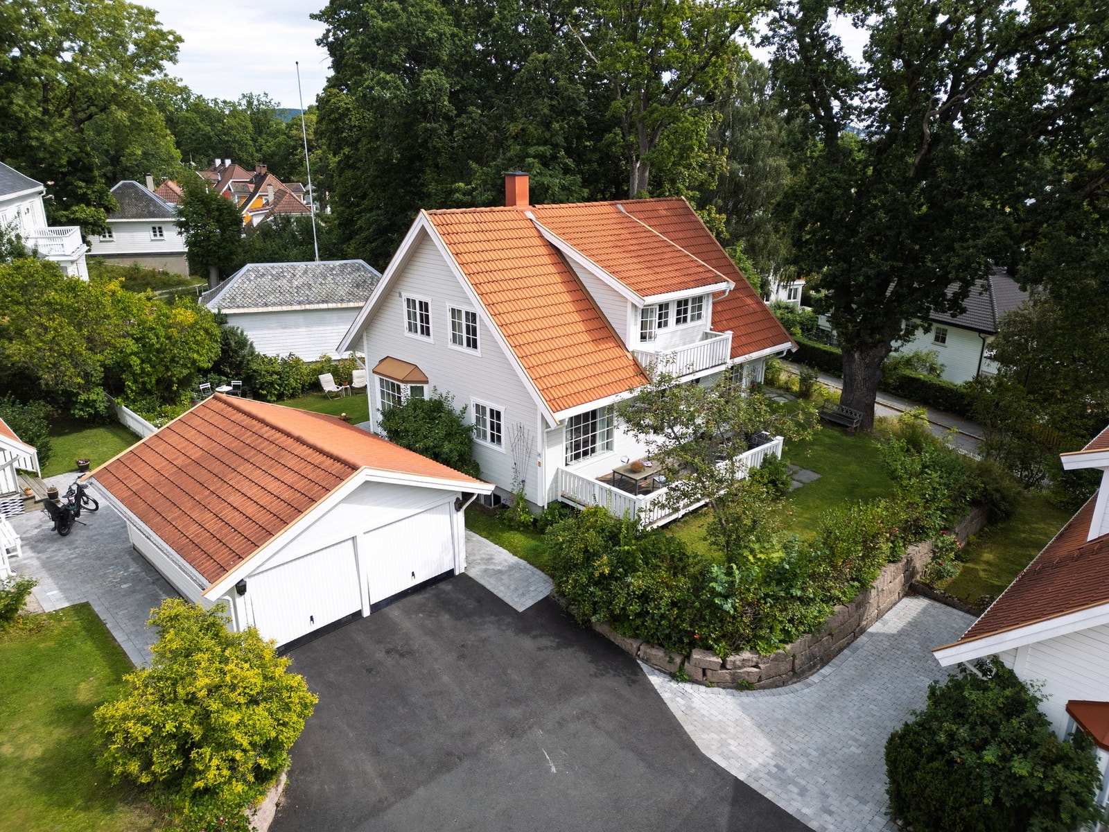Boligen er beliggende på ett høydedrag med flott utsyn og gode solforhold Galleribilde