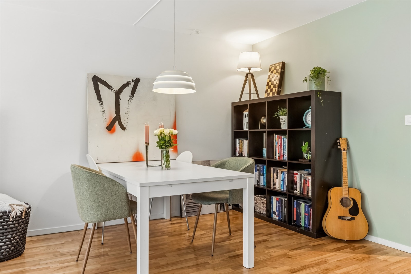 God plass til en egen spisedel i tilknytning til stuen. Galleribilde