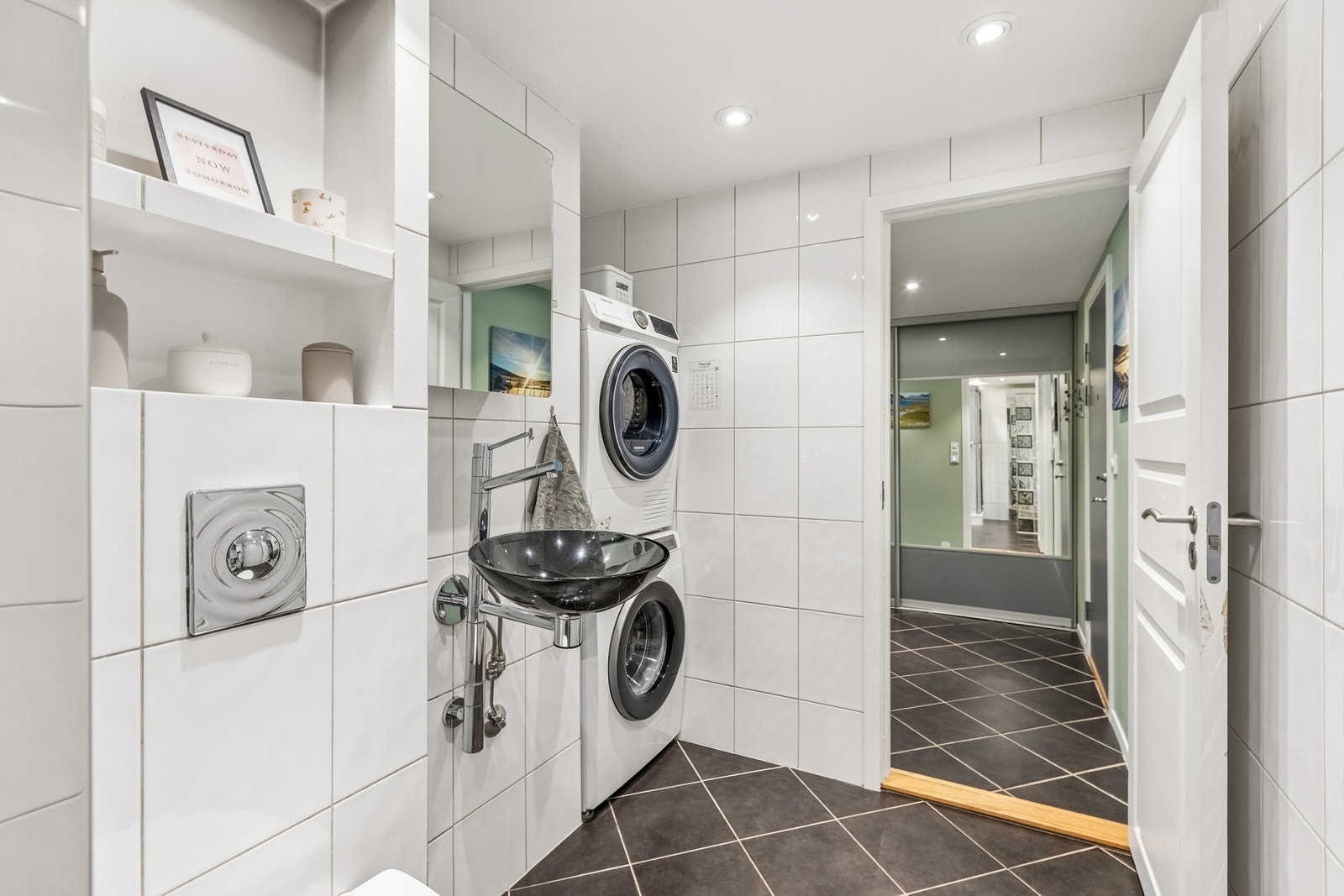 Badet har opplegg for vaskesøyle og et vegghengt toalett. Galleribilde