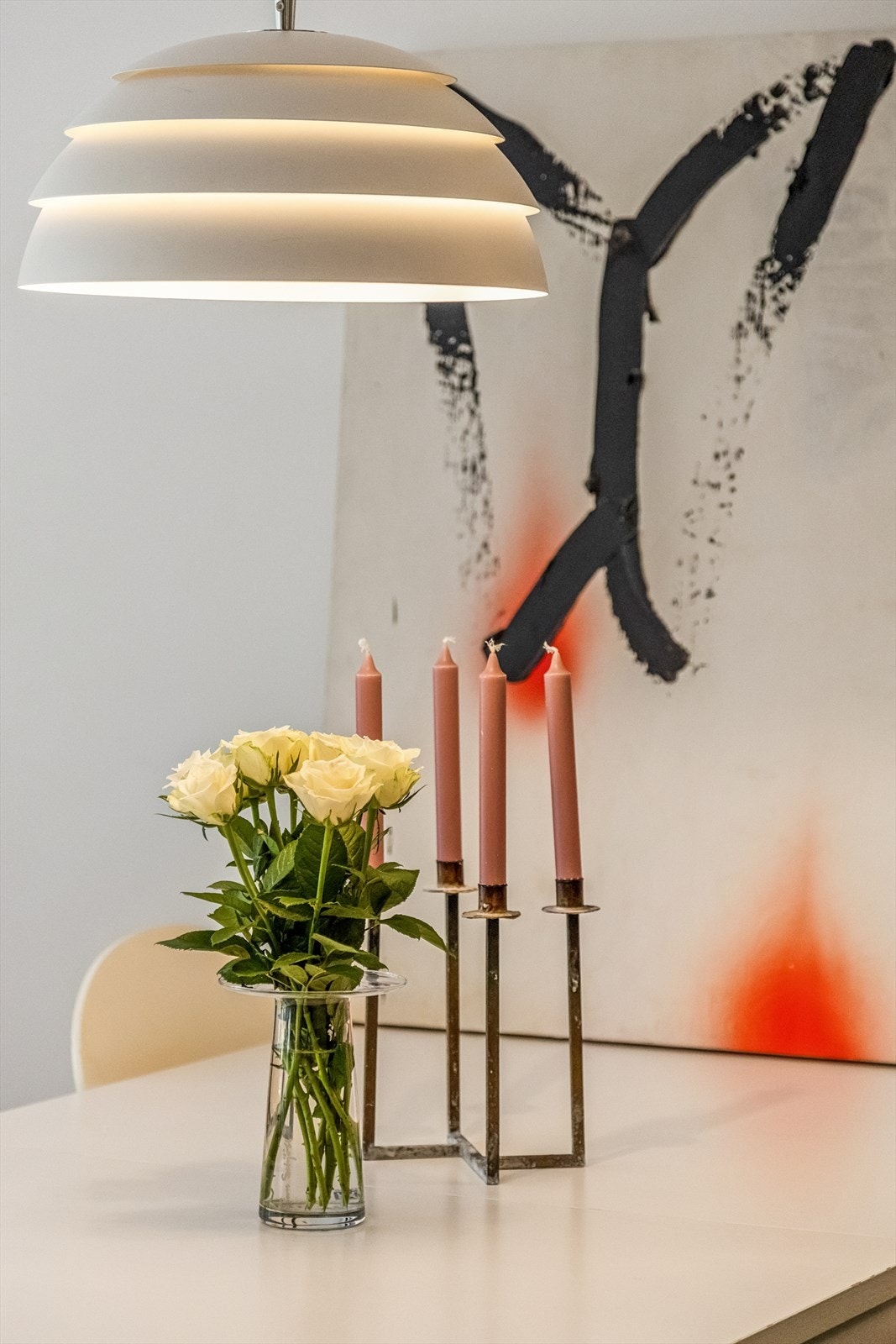 Moderne belysning ble installert i hele leiligheten i 2015. Galleribilde