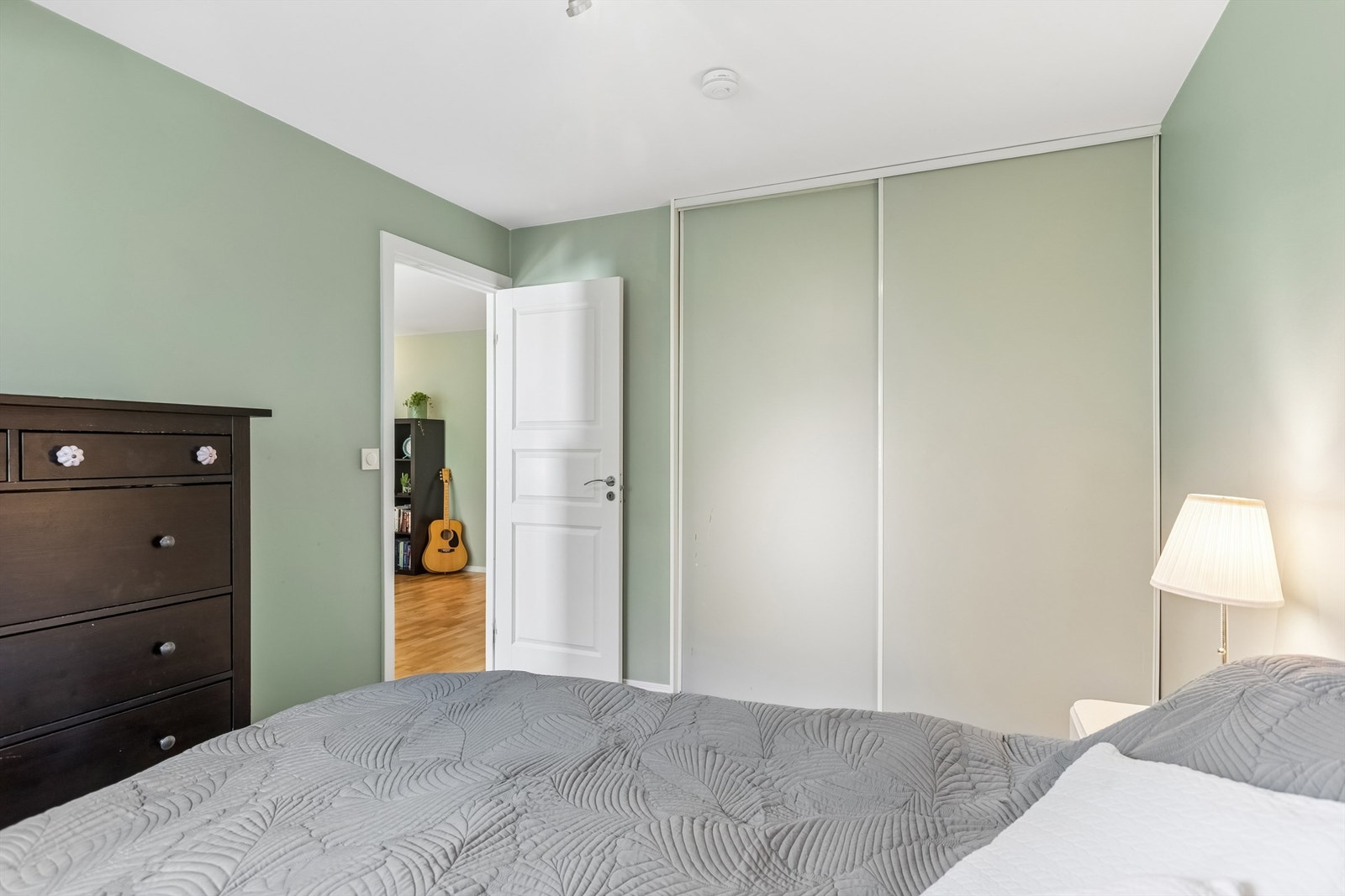God oppbevaringsplass i en stor skyvedørsgarderobe. Galleribilde