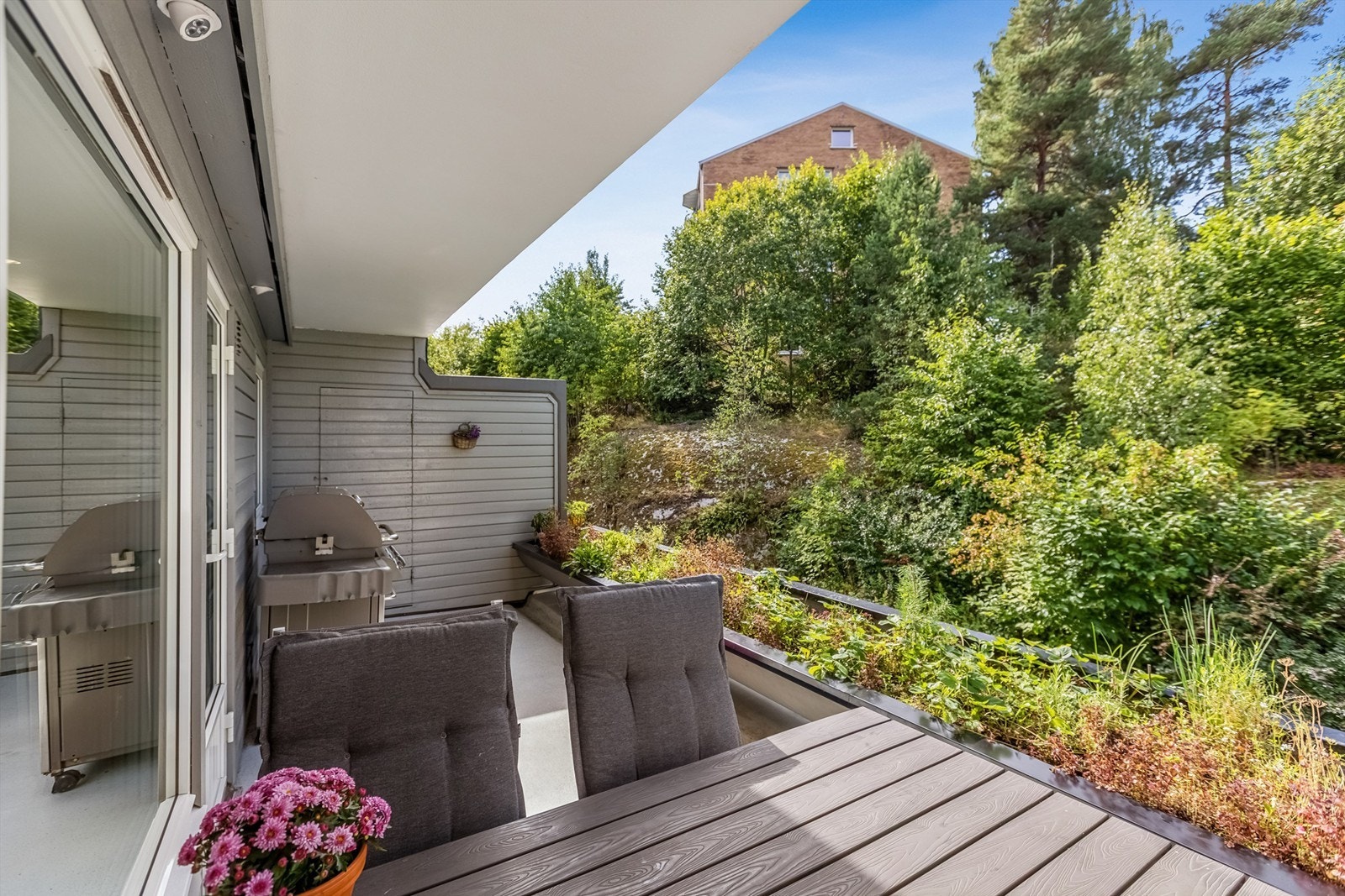 Verandaen har god plass til utemøbler og grill. Galleribilde