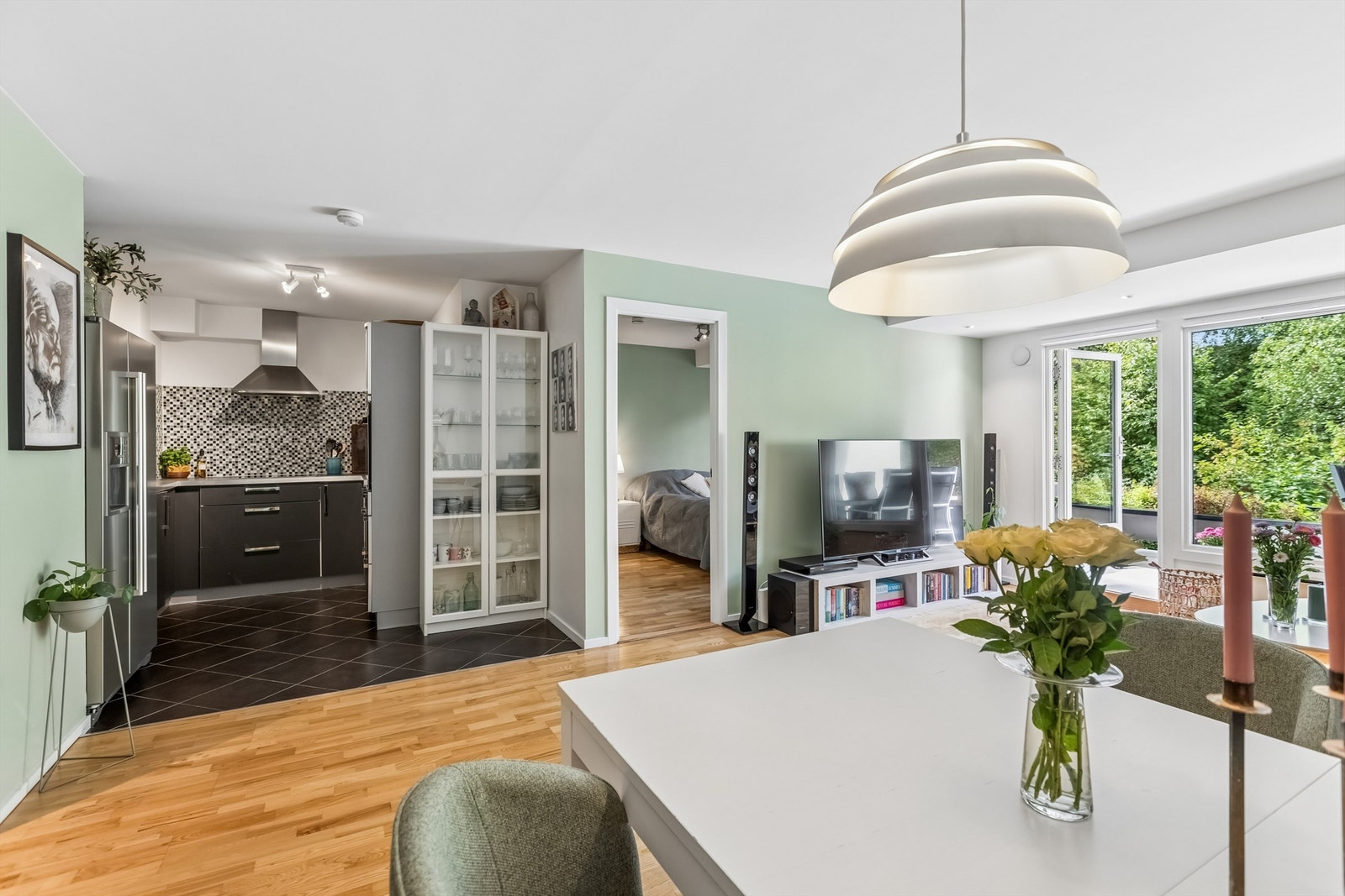 Fra stuen er det direkte utgang til den store verandaen. Galleribilde