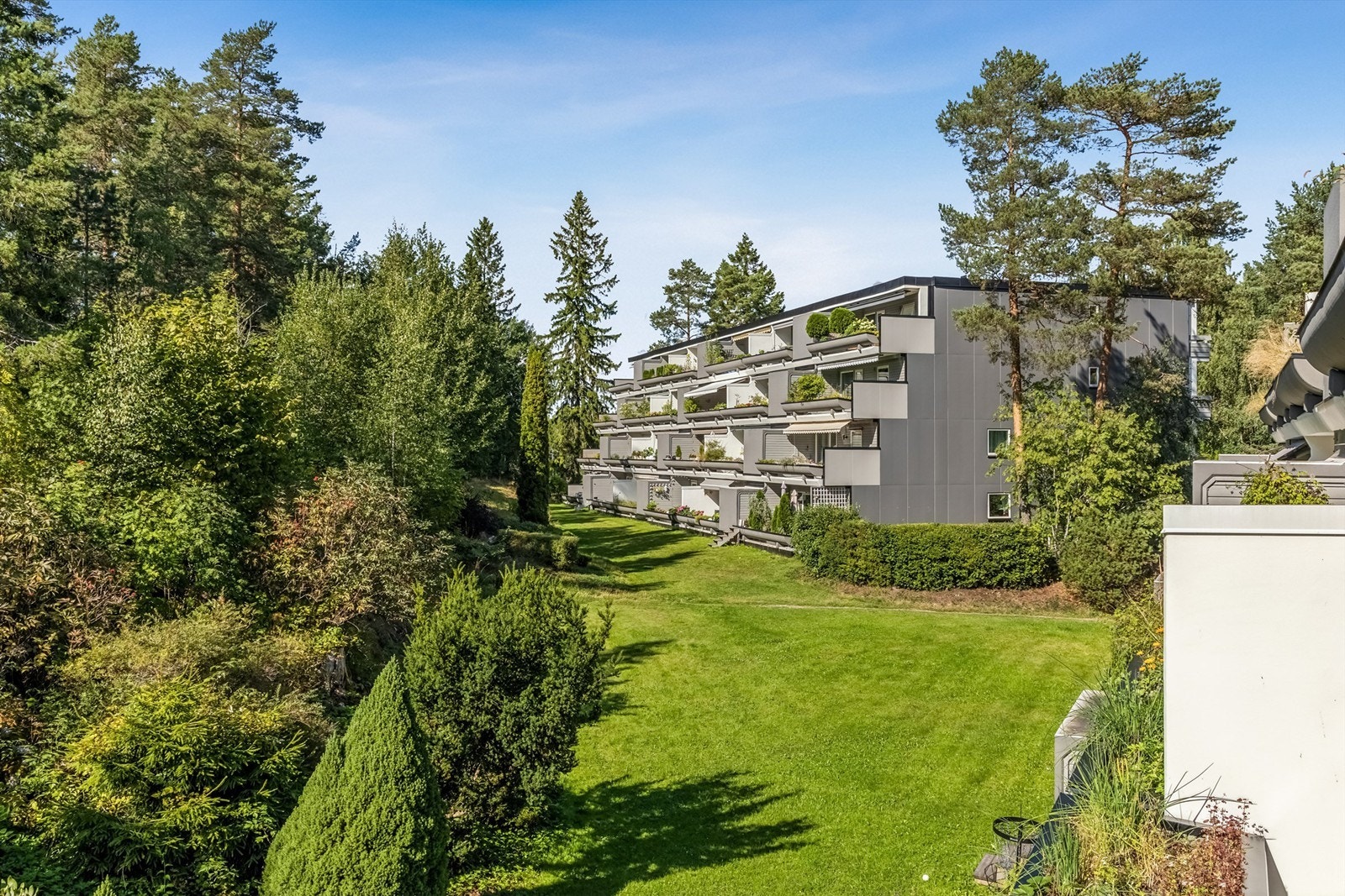 Eiendommen ligger i et rolig og etablert boligområde. Galleribilde