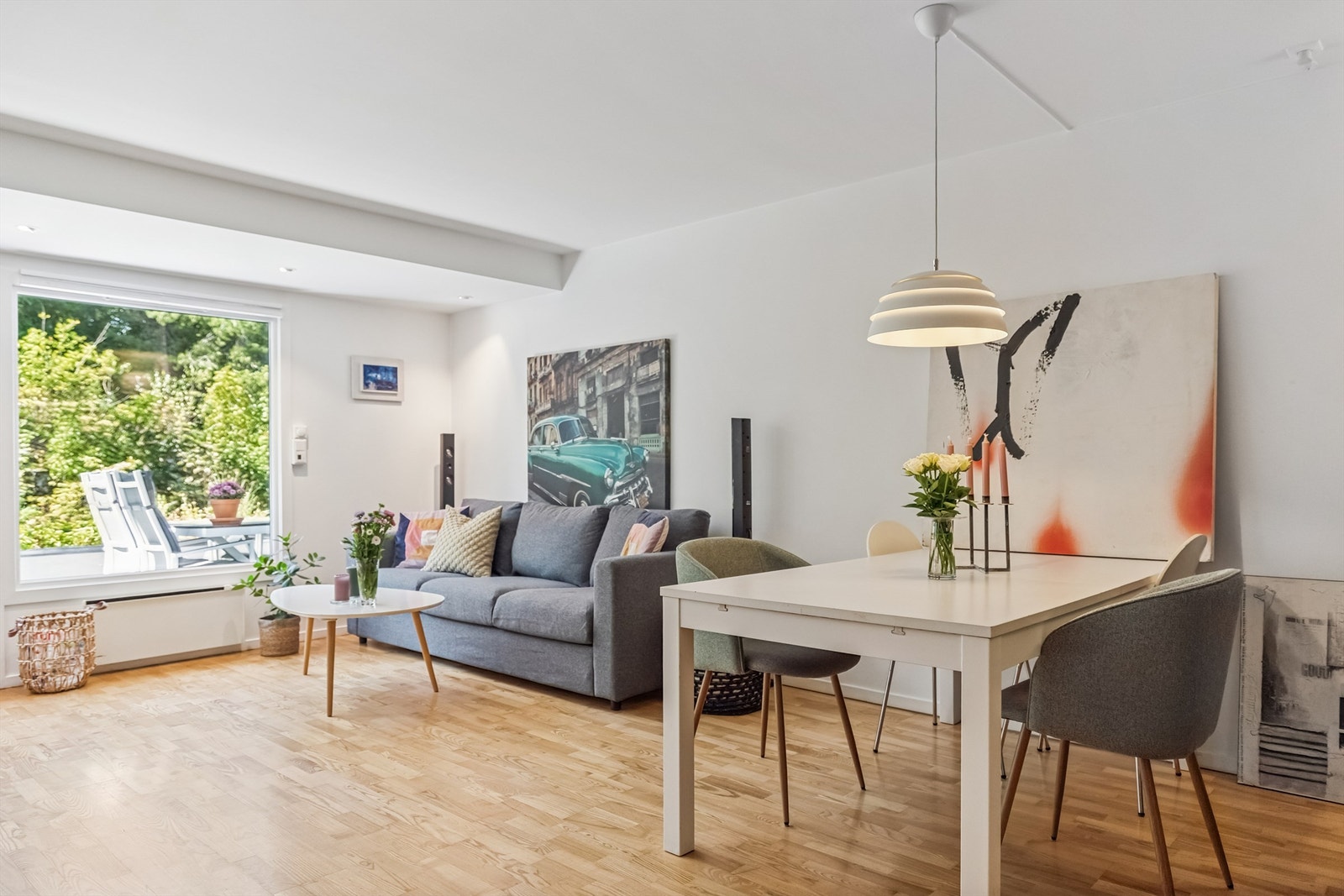 Stuen har parkett på gulvet og god plass til både sofagruppe og spisebord. Galleribilde