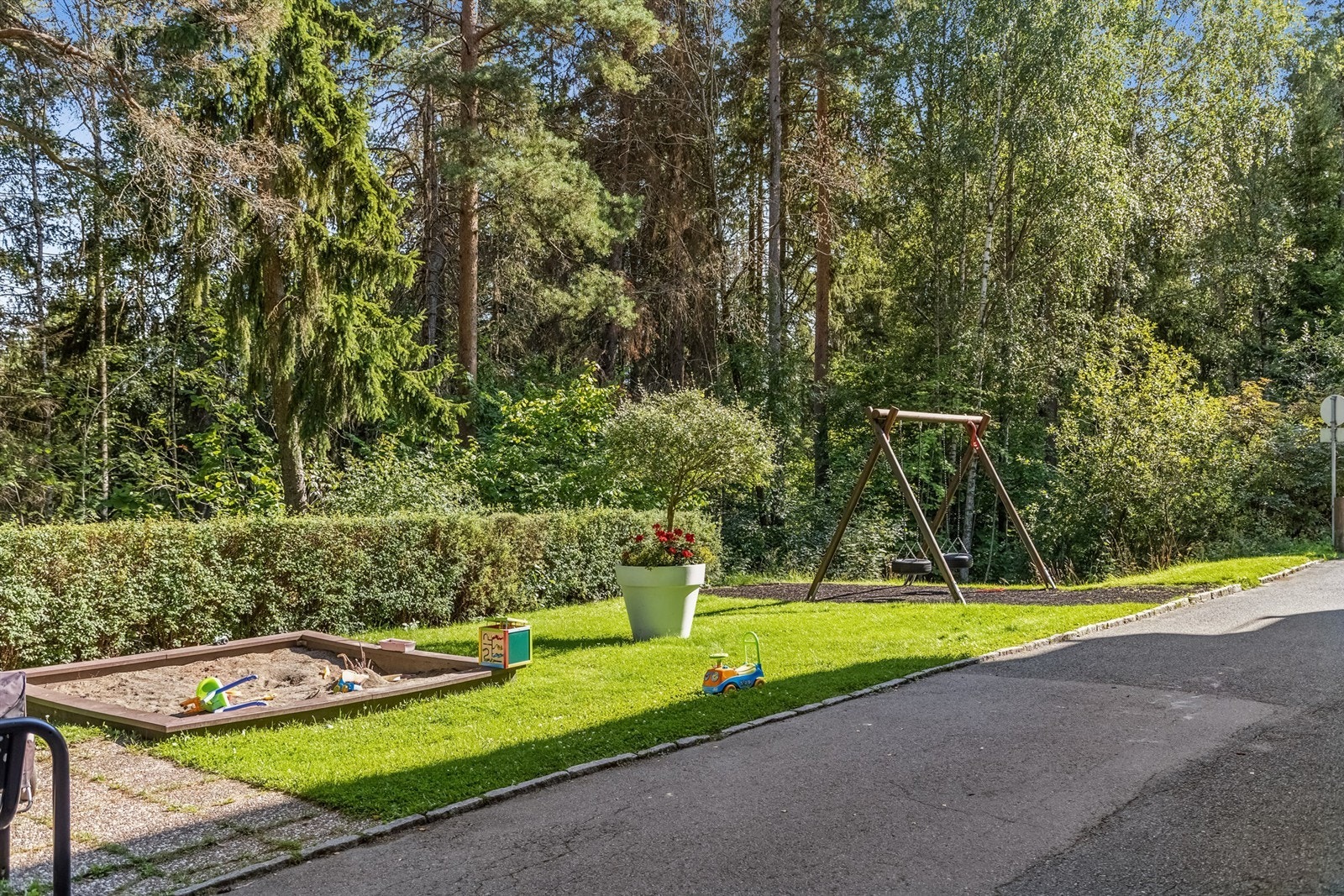 Eiendommen ligger med umiddelbar nærhet til skog med lysløype, og Bergkrystallen T-banestasjon er kun fem minutter unna. Galleribilde