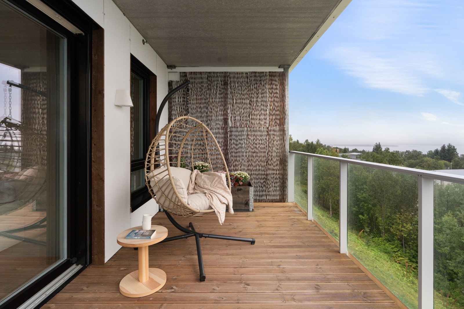 Verandaen er takoverbygd, noe som gjør det svært bruksvennlig.