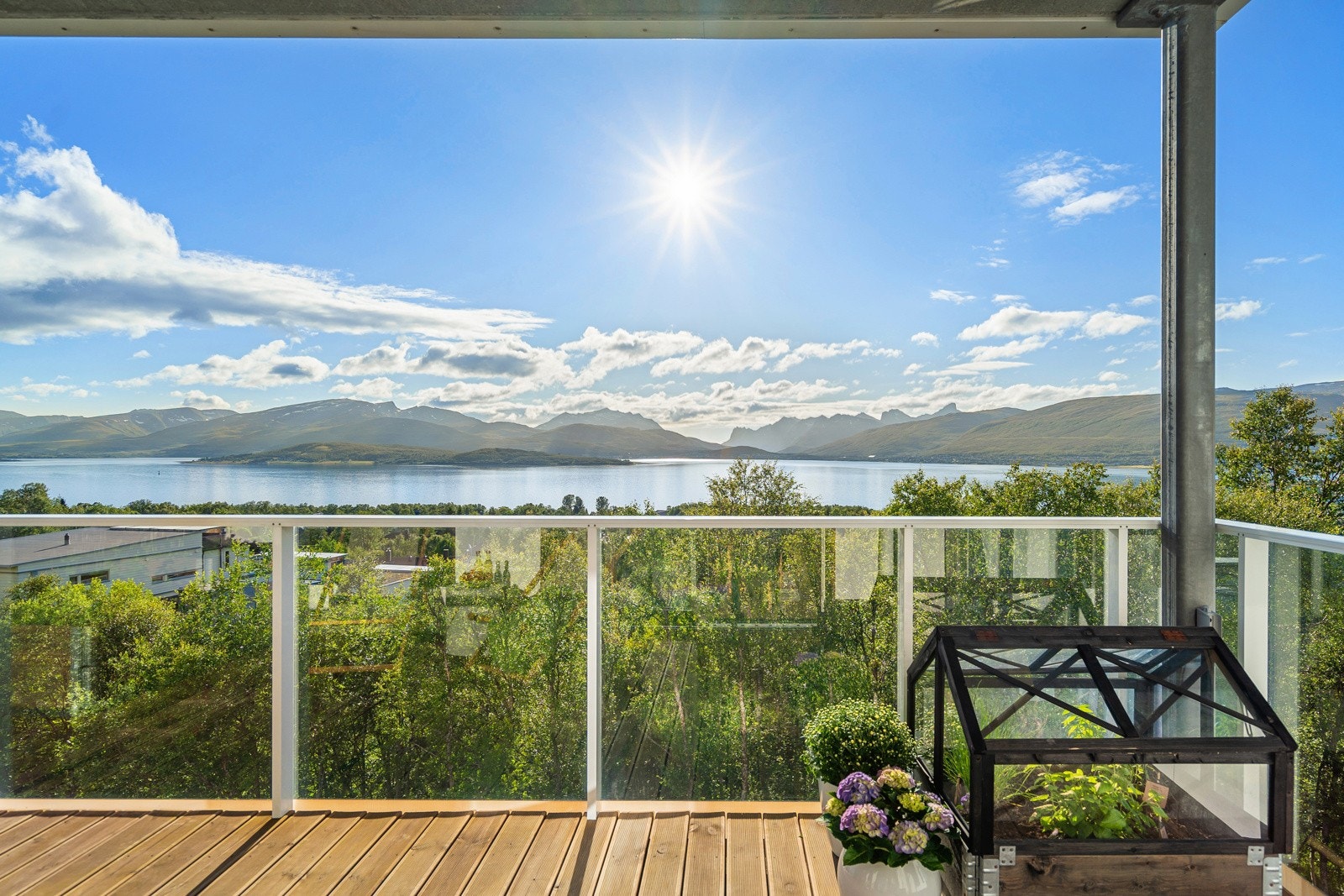 Her er det strålende solforhold og sjelden fin utsikt mot fjord og fjell.