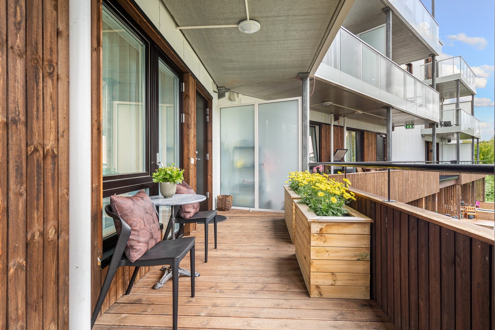 Leiligheten disponerer også en romslig veranda ved inngangspartiet hvor man har herlig morgen- og formiddagssol.
