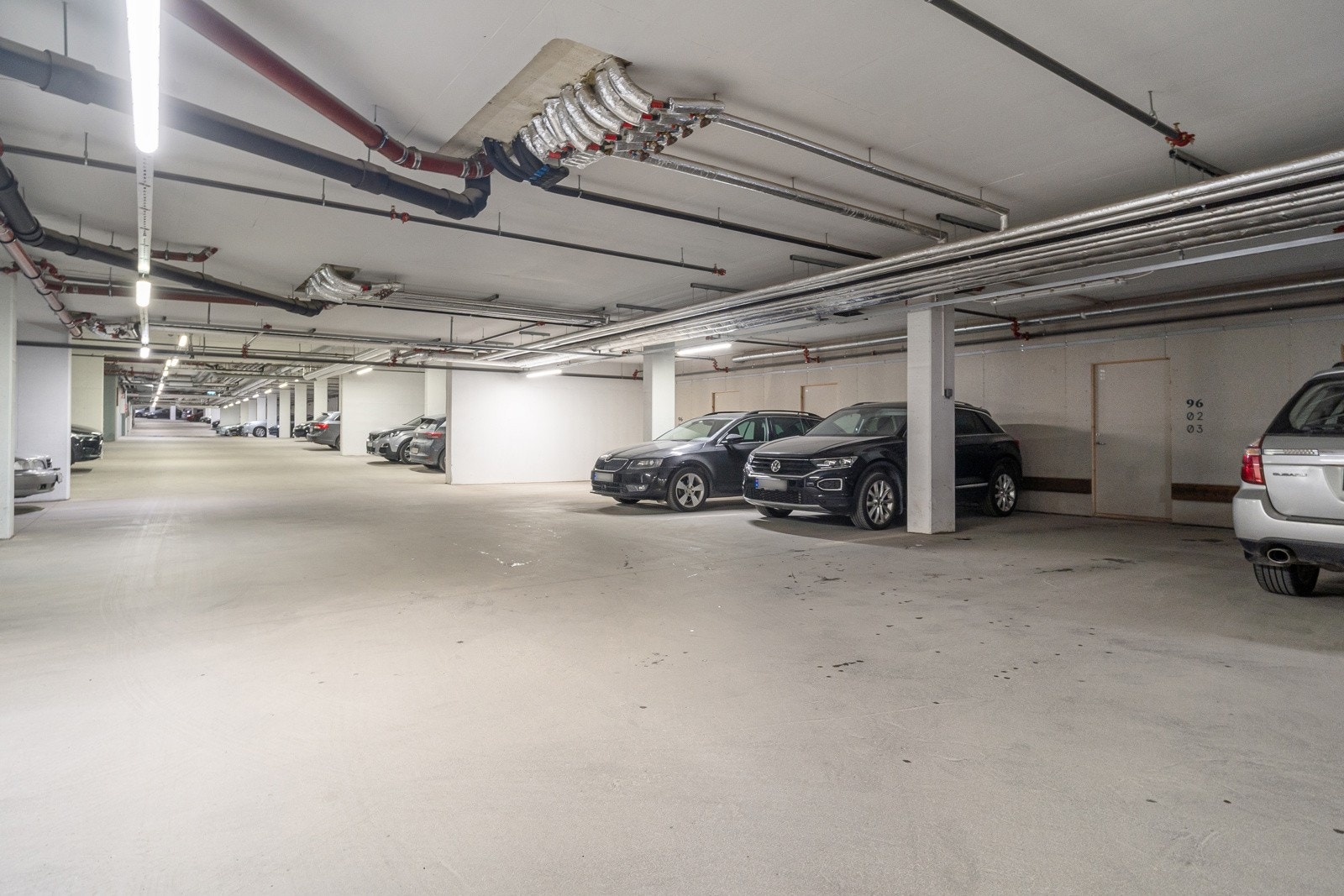 Fast garasjeplass med mulighet for elbil-lader. Enkel adkomst via heis.