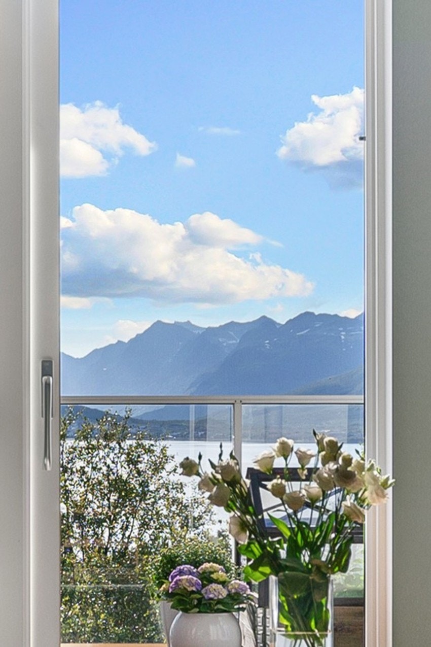 Her får man etterspurte kvaliteter som bl.a. god planløsning med store rom, høy standard, to verandaer med strålende sol- og utsiktsforhold, samt fast garasjeplass med mulighet for elbil-lader.