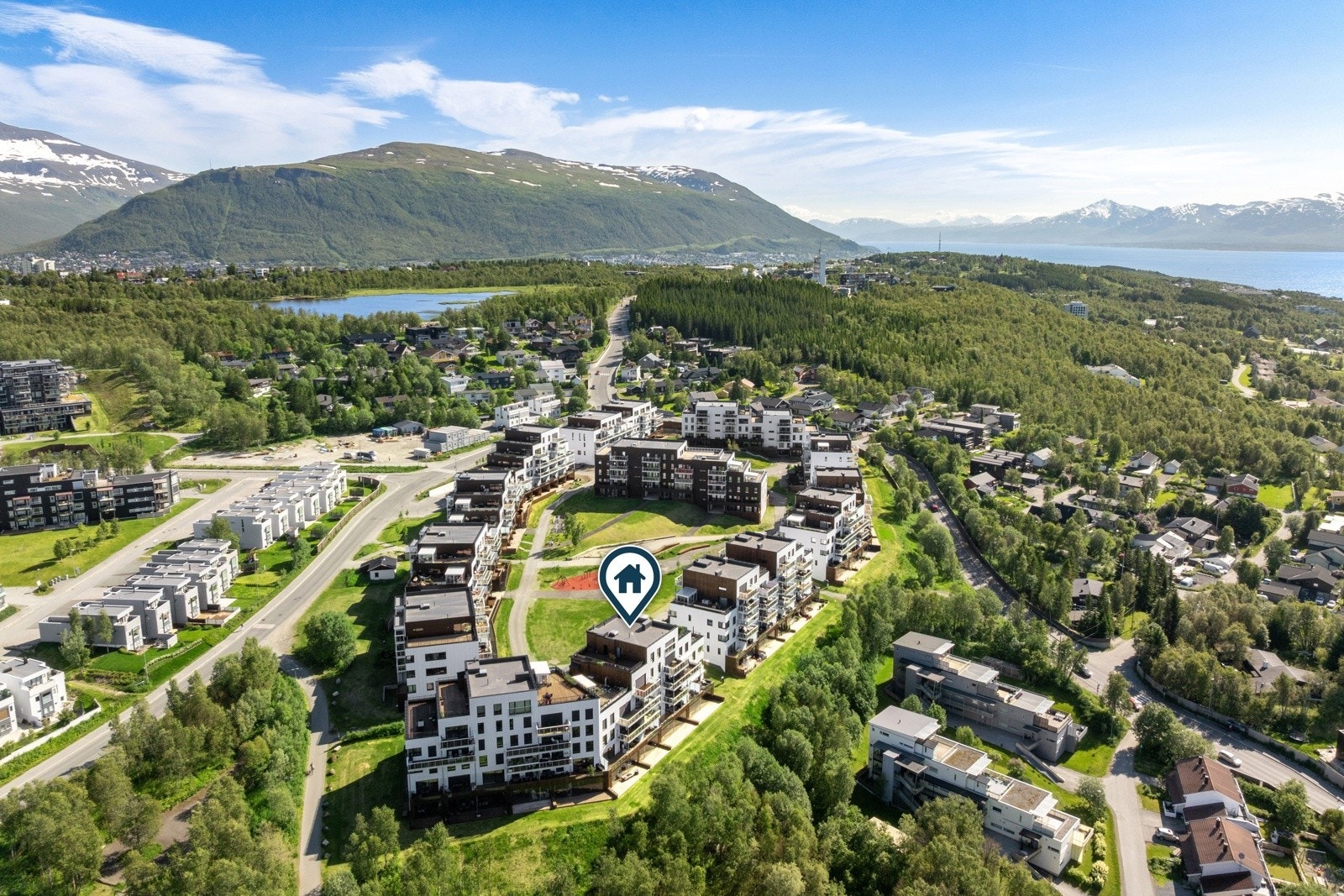 Området er viden kjent for sine gode solforhold, nærheten til marka og trygge oppvekstsvilkår for barn og unge.