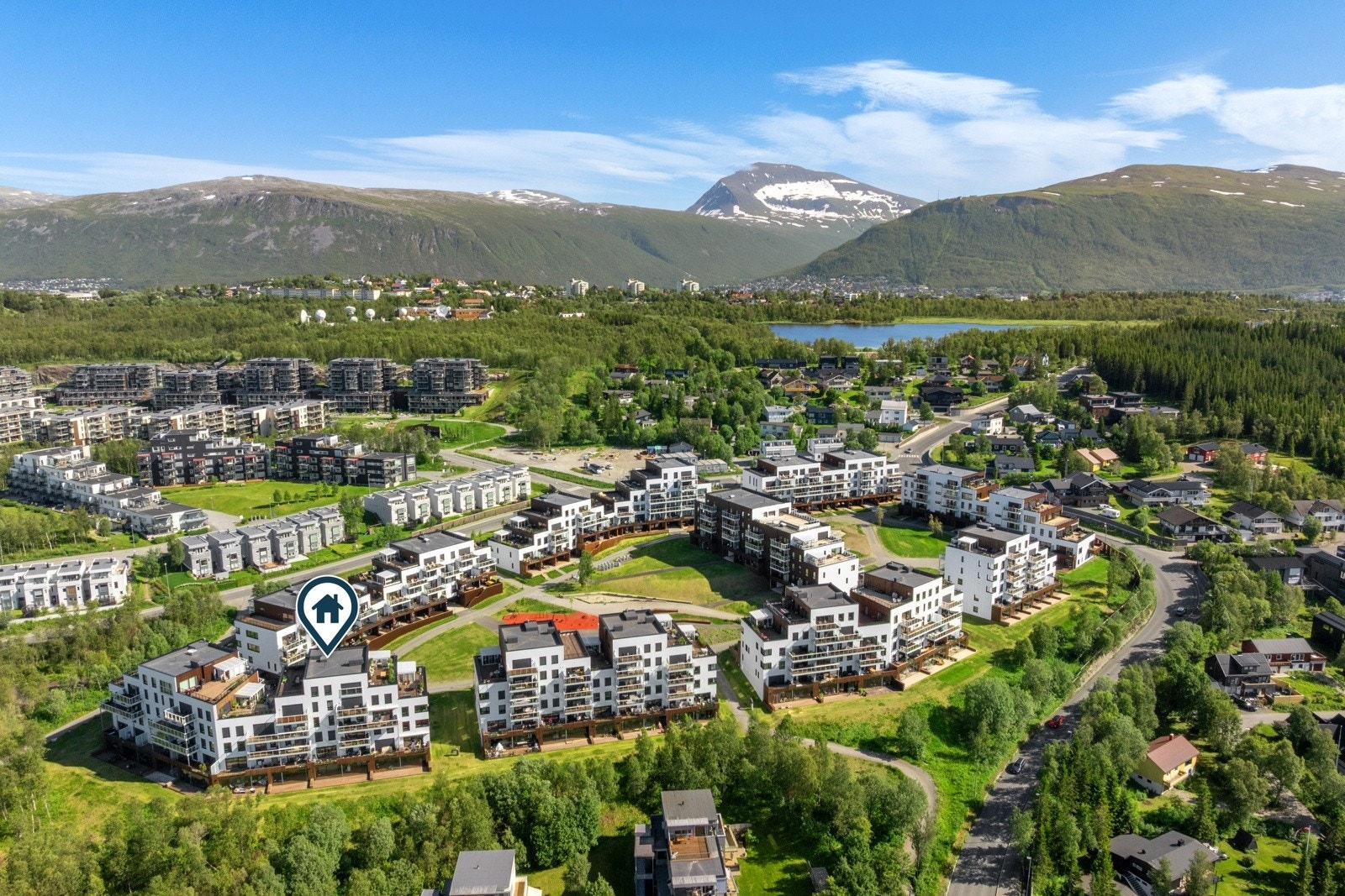 Her er det nærhet til skole og barnehage, samt gode bussforbindelser (6 min til sentrum og 3 min til Jekta).