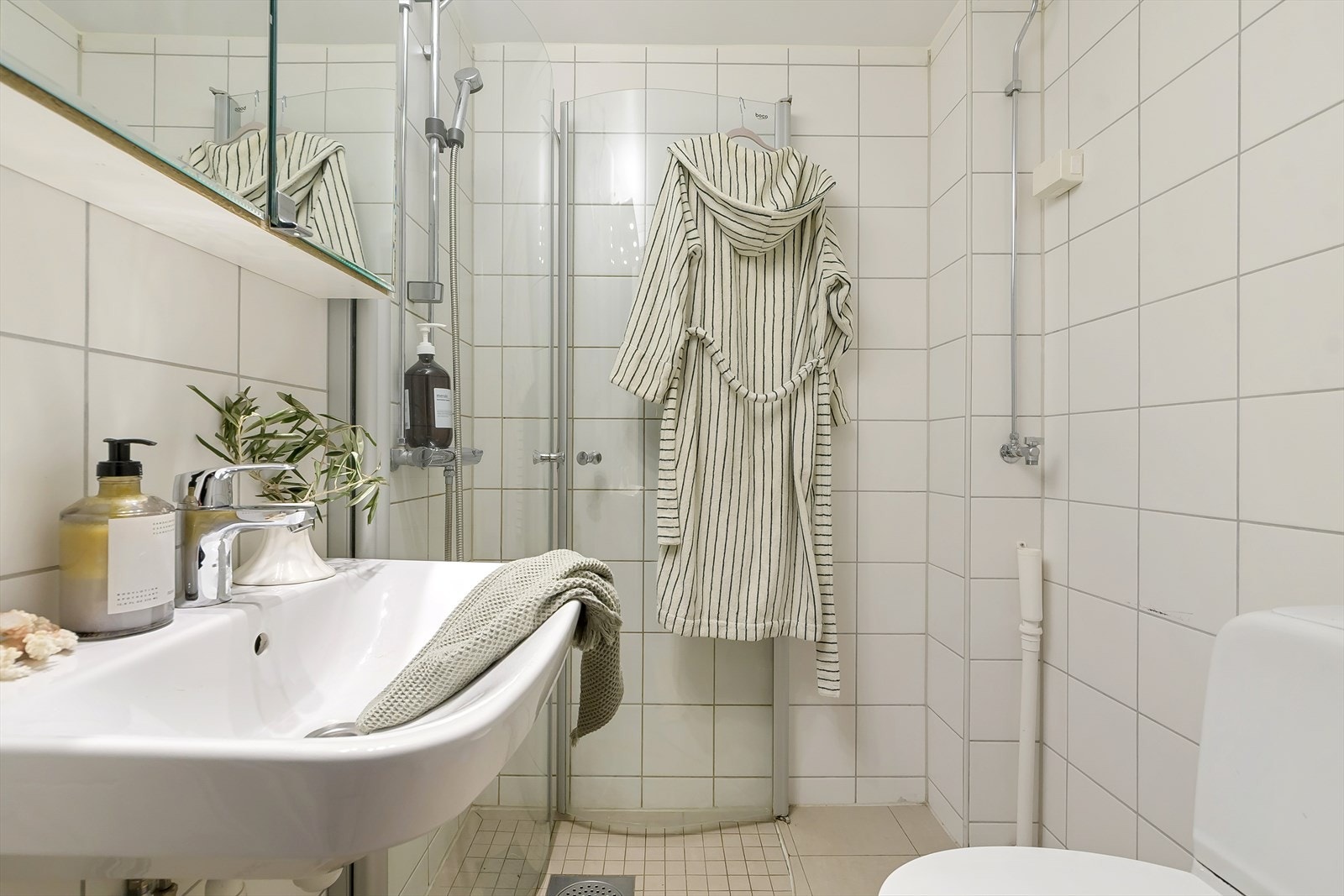 Innredningen består av opplegg for vaskemaskin, innfellbare dusjdører, wc og servant med ett greps blandebatteri. Galleribilde