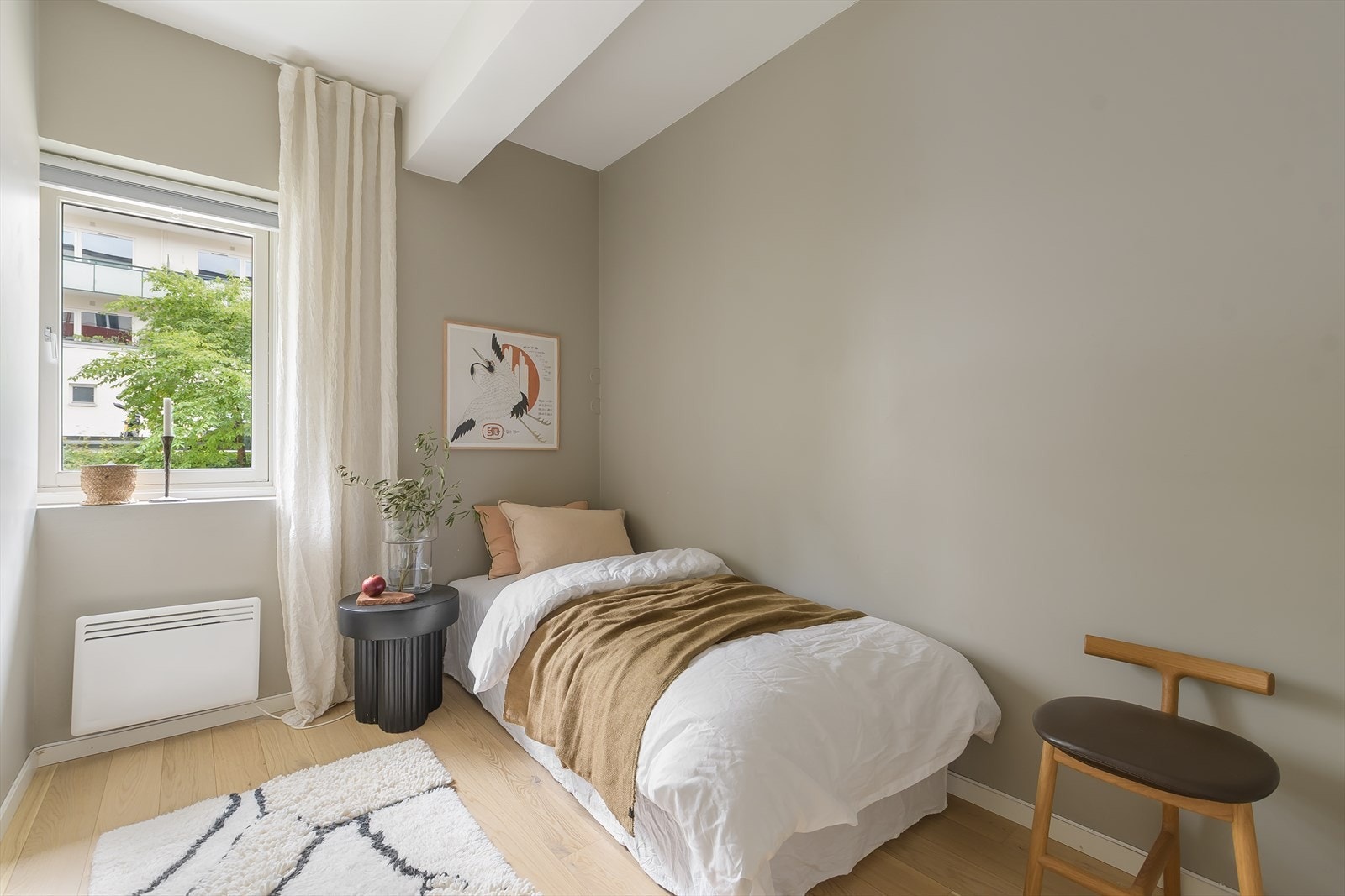 Soverom 2 har plass til seng og annet ønsket møblement. Galleribilde